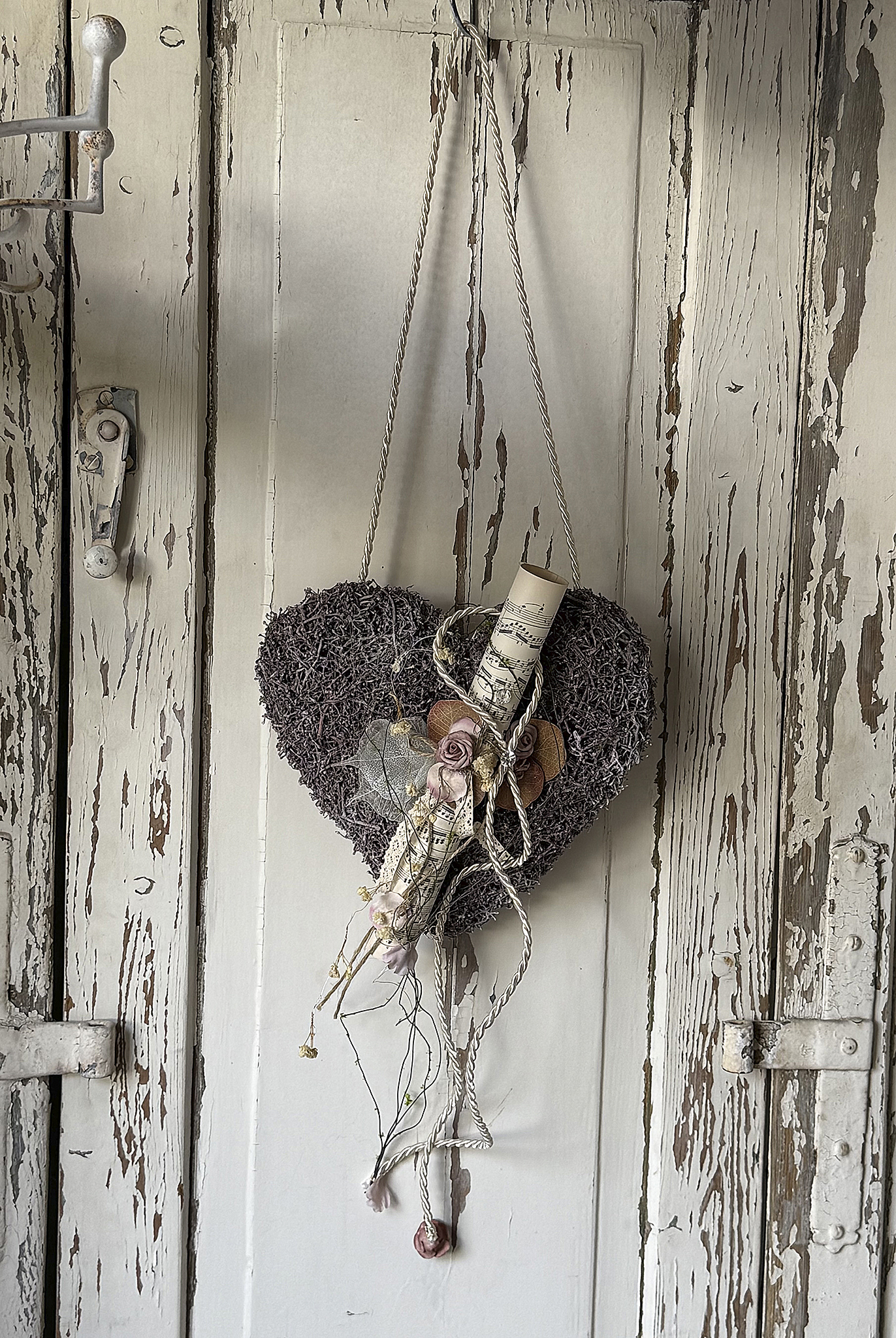 Beerenfarbenes Rebenherz mit Vintage-Notenblatt – romantische Landhausdeko im Shabby-Chic-Stil 2***