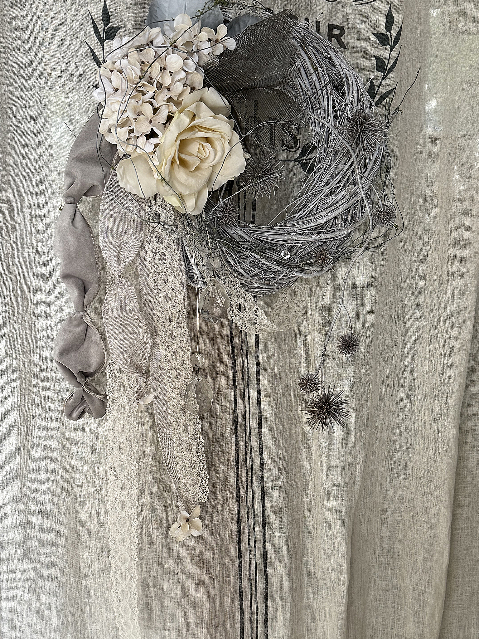 Romantischer Dekokranz im Shabby Chic – gebundener Kranz mit Rosen, Spitze & alten Kristallen im französischen Landhausstil***