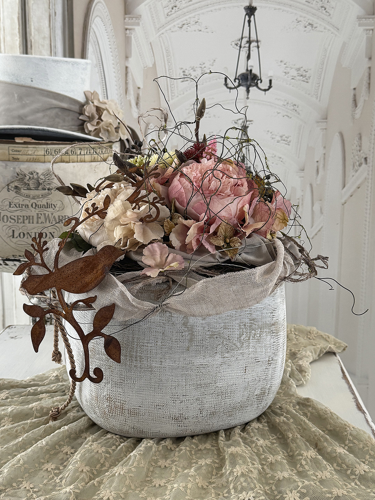 Kunstblumen-Arrangement mit Steinzeugvase, Rosen, Naturflechten & Vogelmedaillon***
