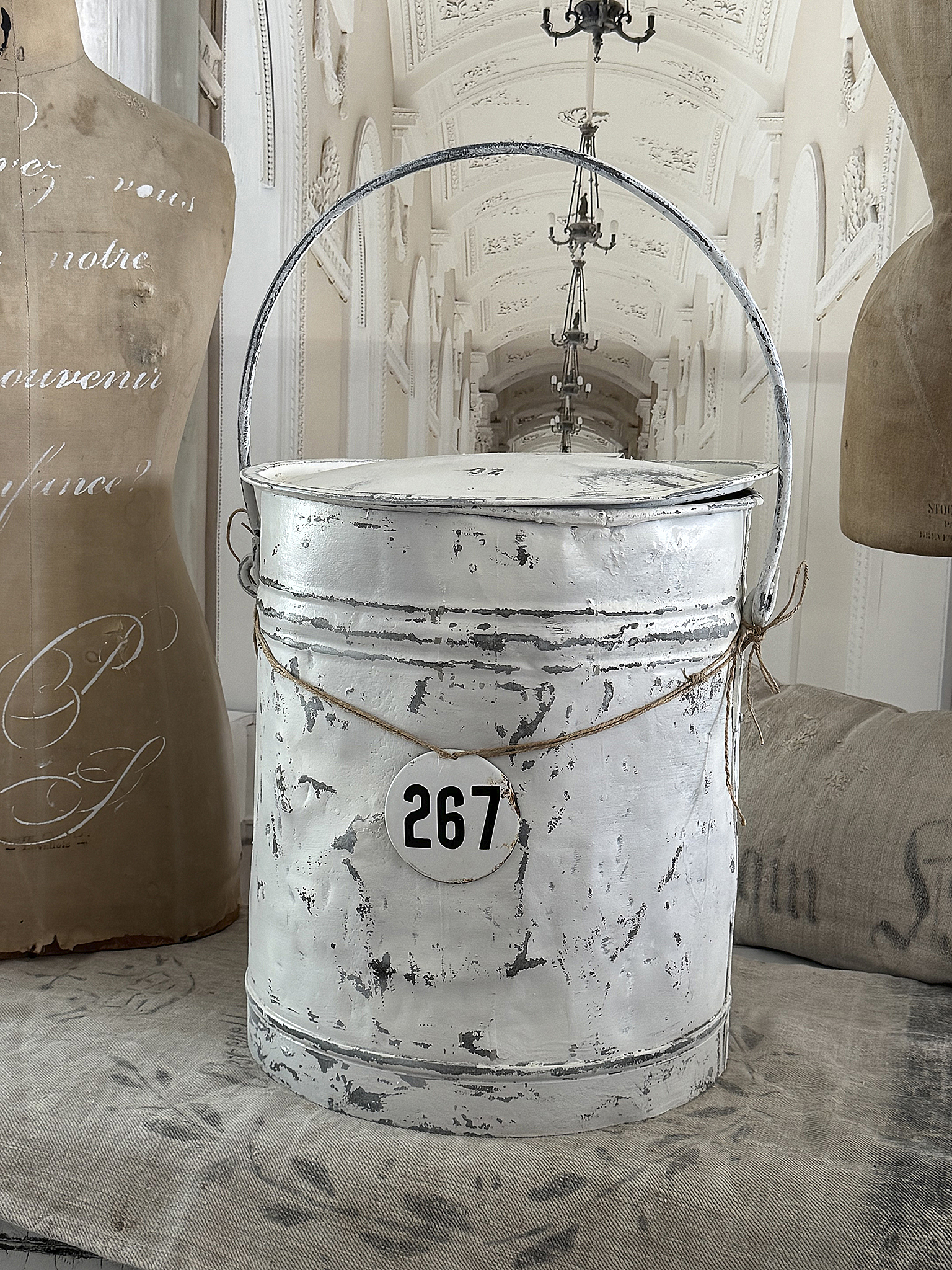 Alte Zinkmülltonne / Kohleneimer – im authentischen weißen Shabby Chic***