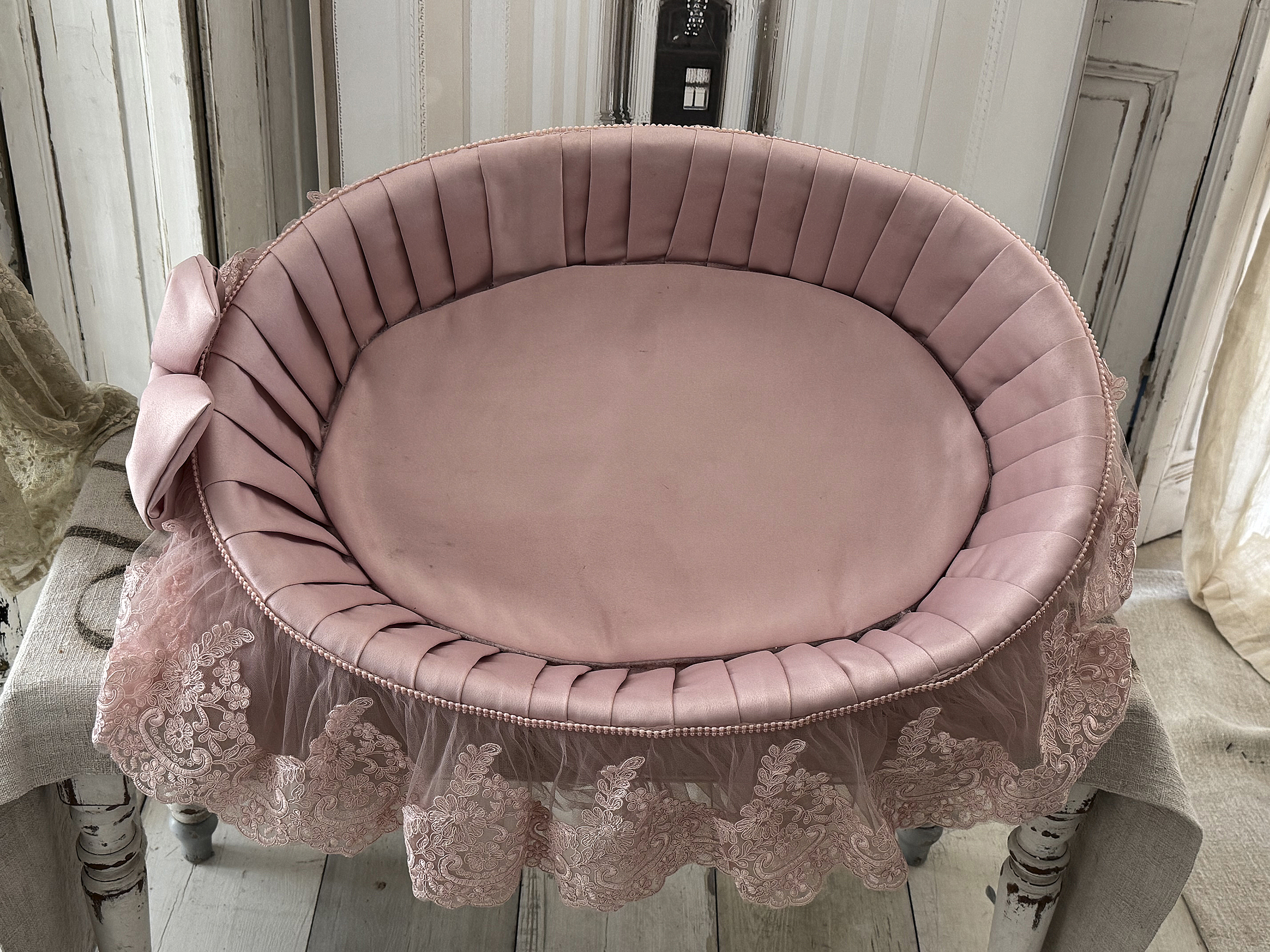  Romantisches Hundebett für kleine Hunde in Altrosa mit Spitze, Perlen & Kissen***