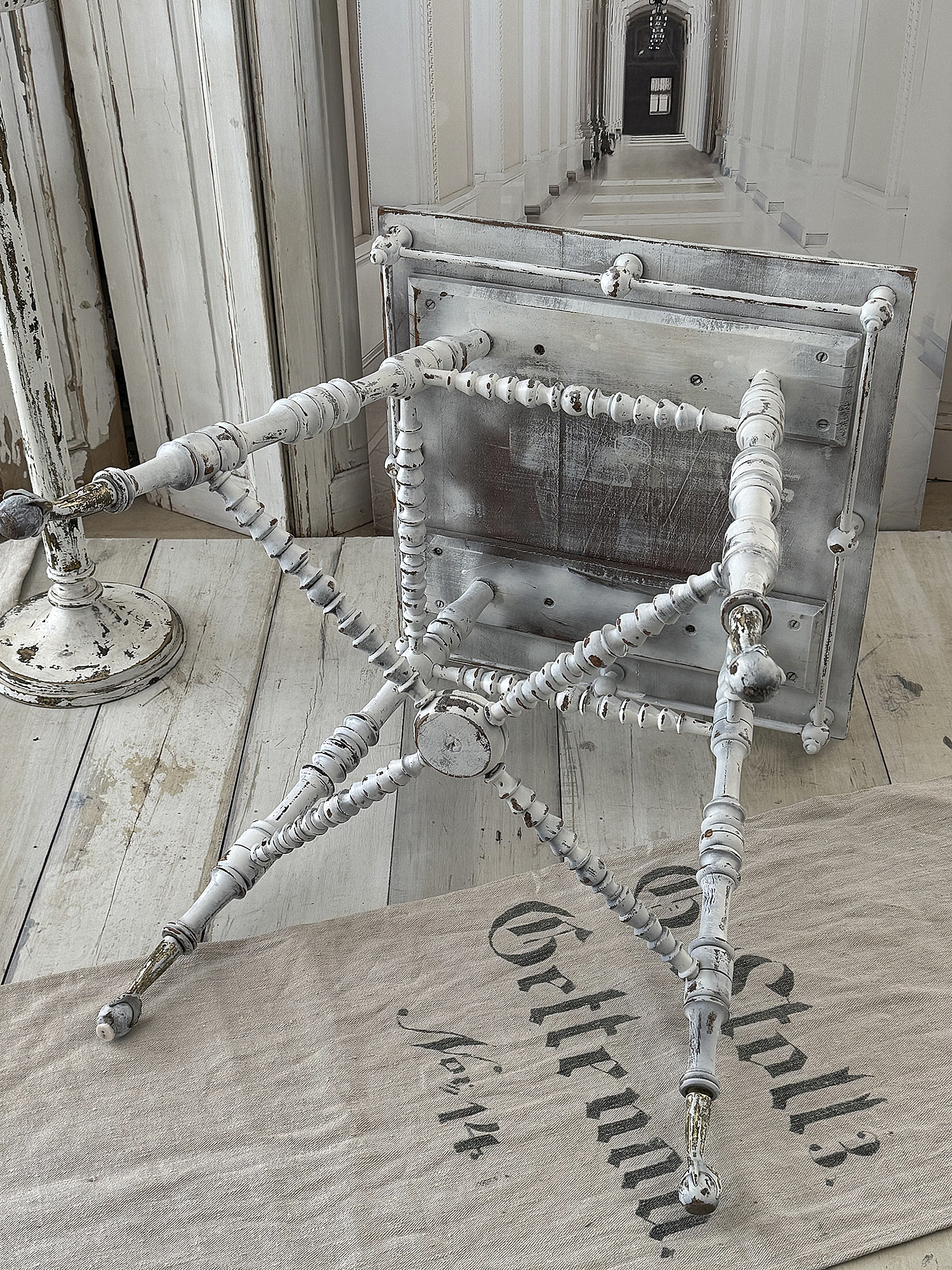 Antiker Shabby Chic Beistelltisch mit Messing-Vogelkrallen und gedrechselten Beinen***