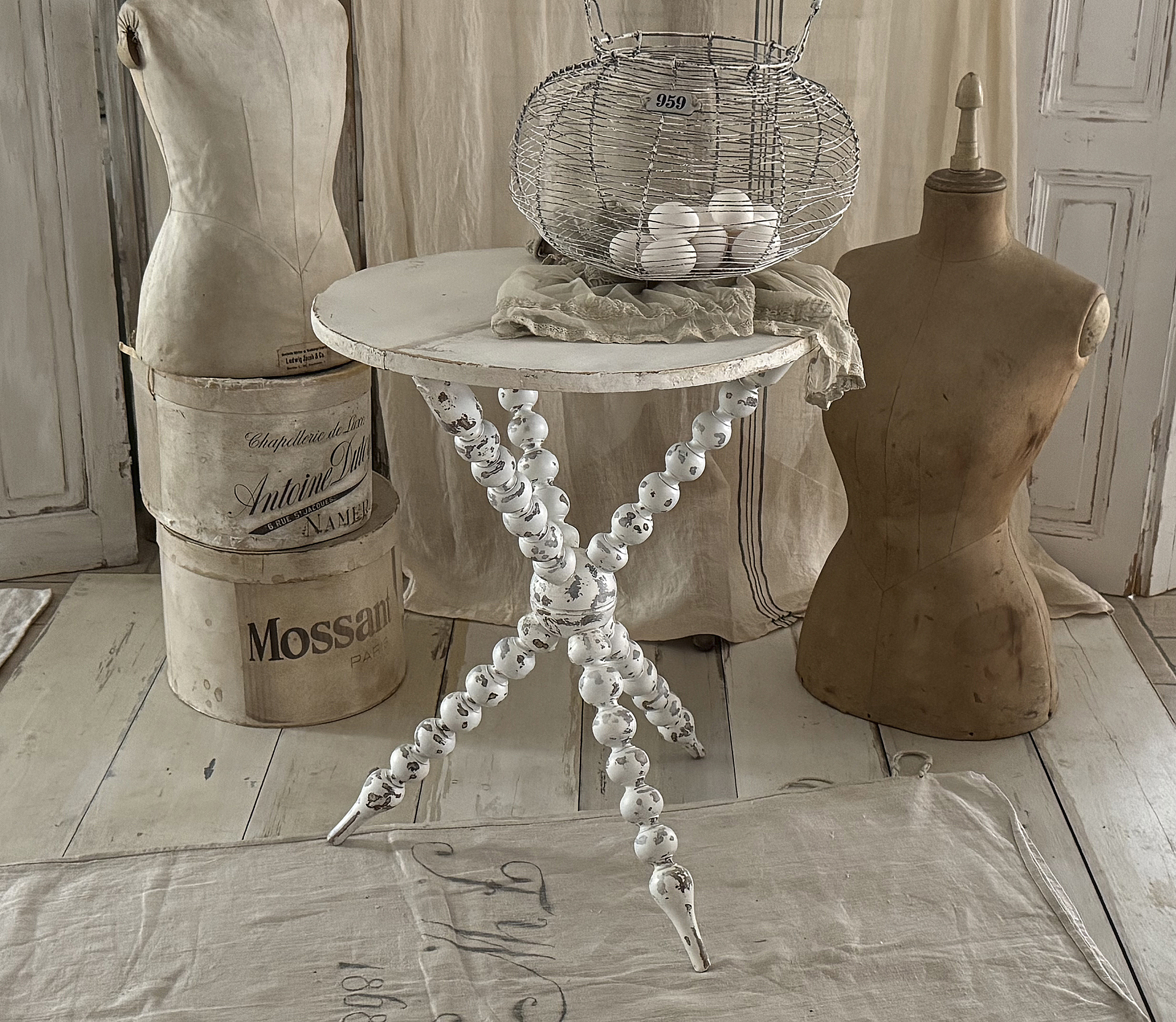  Alter, ausgefallener Beistelltisch ein zauberhaftes Einzelstück***