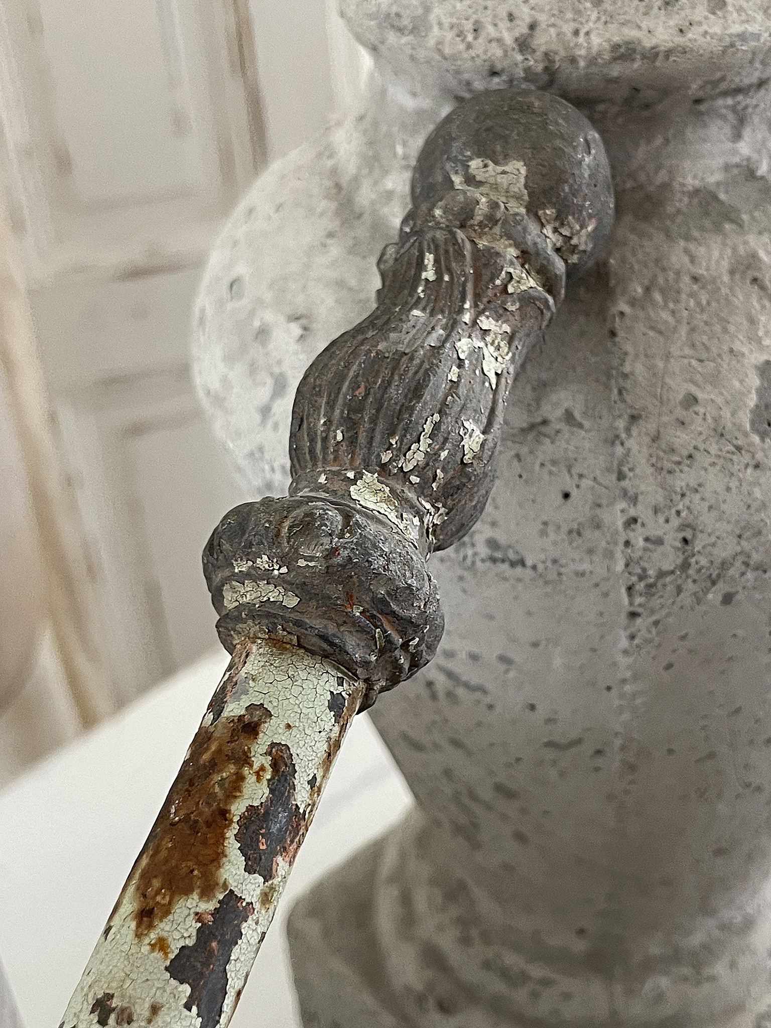 Antikes Wasserhahn-Design mit Rost und Patina Nahaufnahme eines antiken Wasserhahns mit abblätternder Farbe und rustikaler Verzierungen