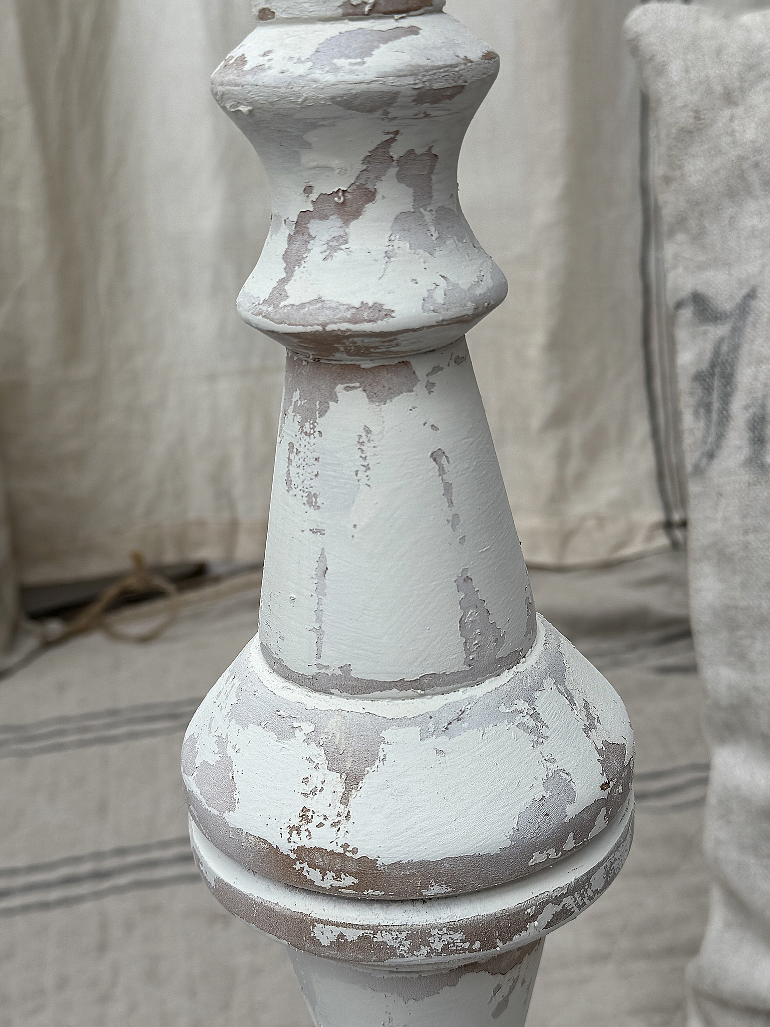 Alte französische Holzsäule – Charmantes Stück im weißen Shabby-Look***