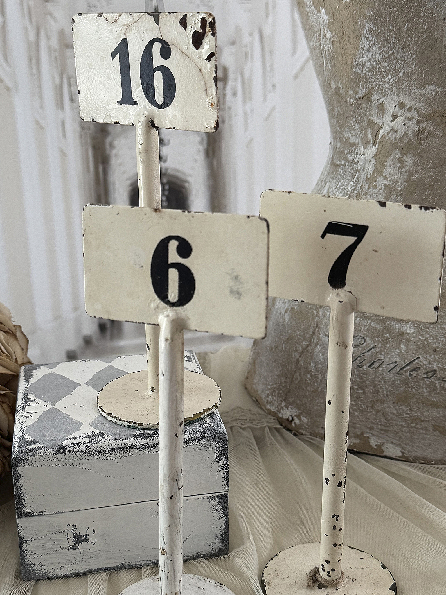 Seltene antike Tischzahlen aus Frankreich mit Originalzahlen und Patina***