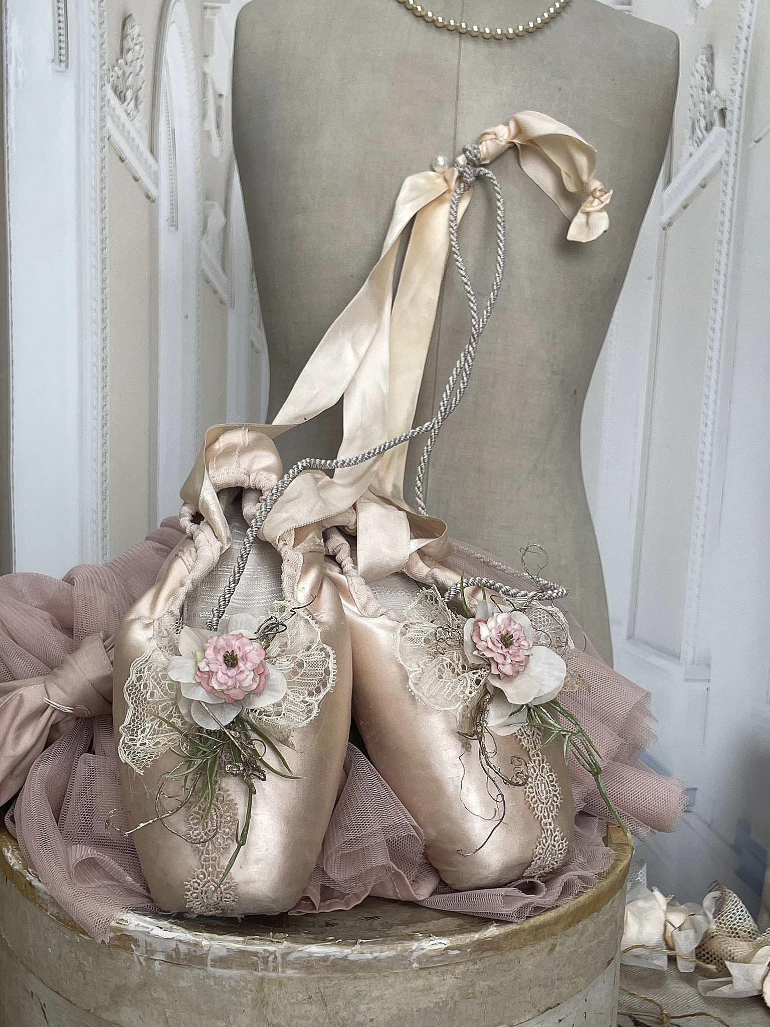 Alte Ballettschuhe Brocante mit Röschen und Spitze***