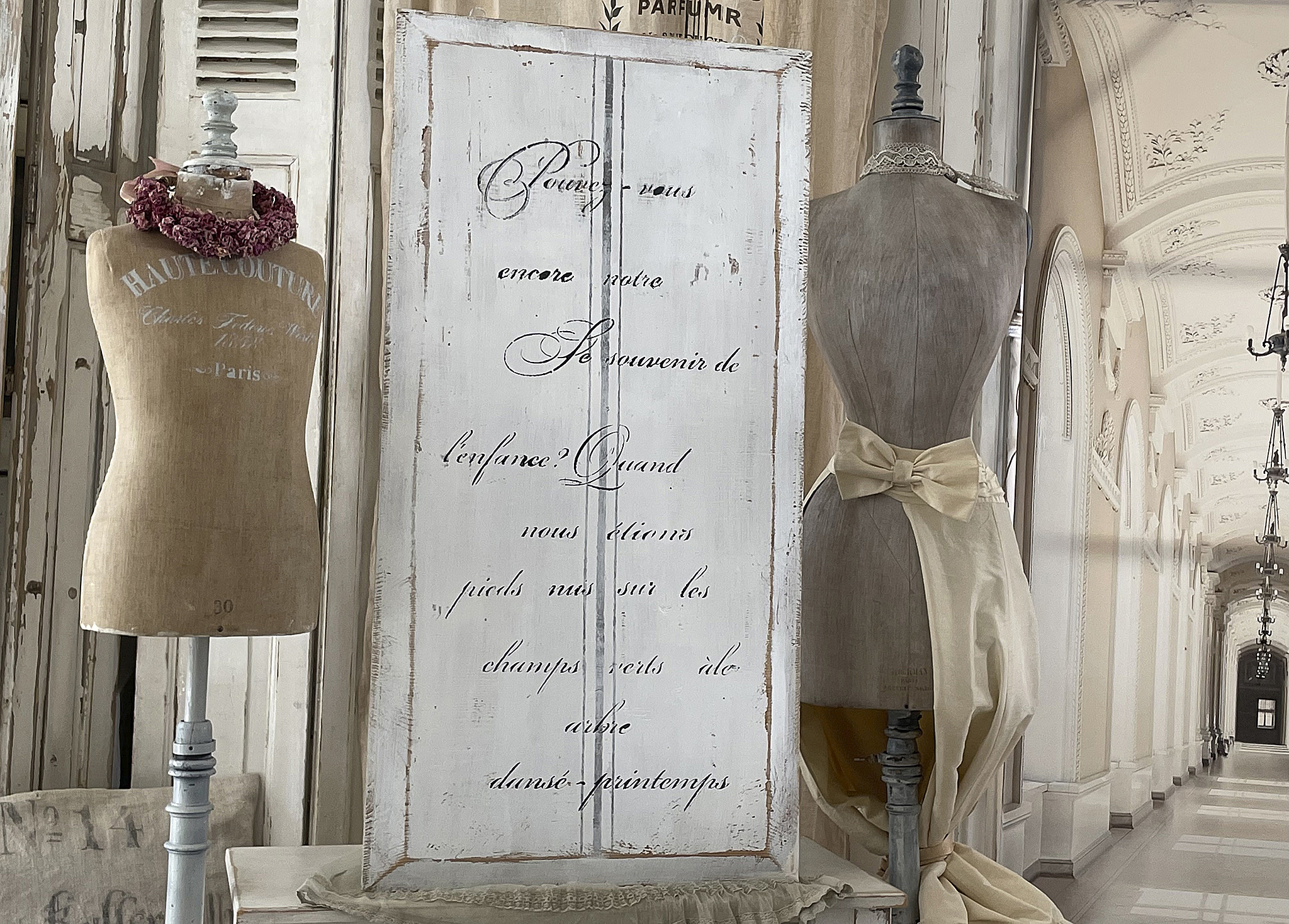 Schneiderpuppen mit einem nostalgischen Kunstwerk in einem eleganten Raum