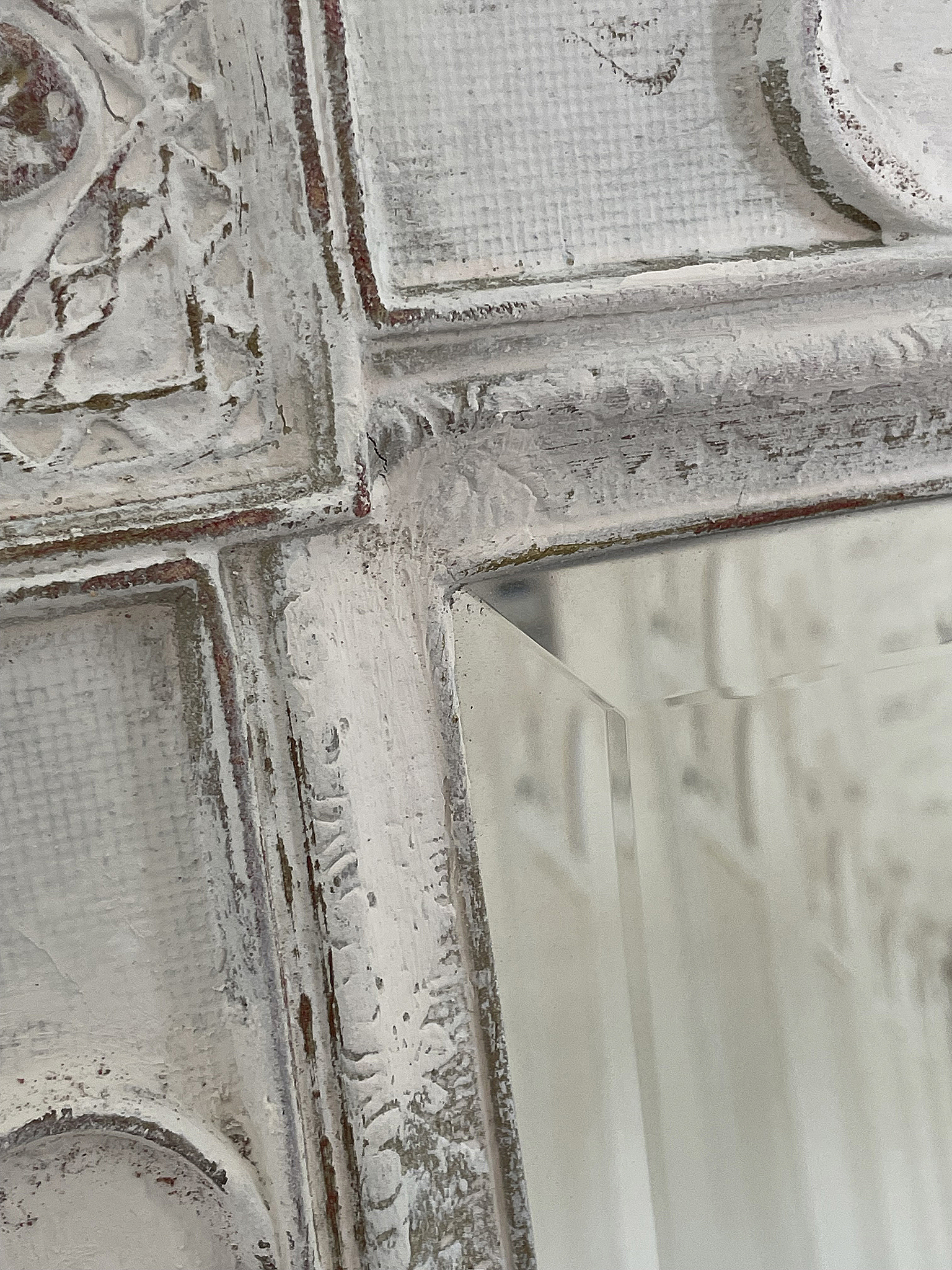 Detailaufnahme eines vintage Mirrors mit verziertem Rahmen Vintage Spiegel mit dekorativem, abgenutztem Rahmen aus Holz