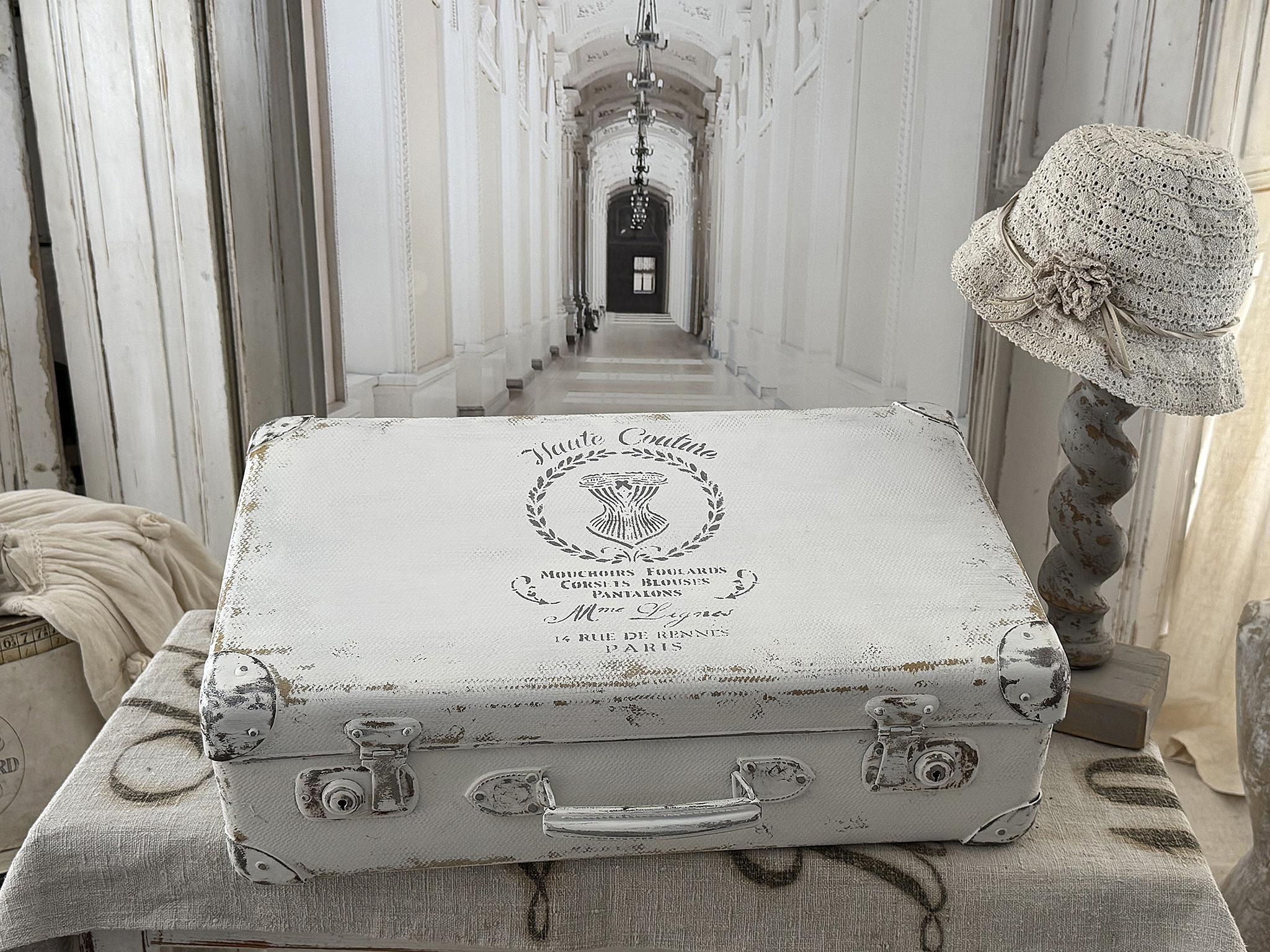 Alter Hartschalenkoffer „Haute Couture“ – Vintage Koffer im französischen Shabby Chic