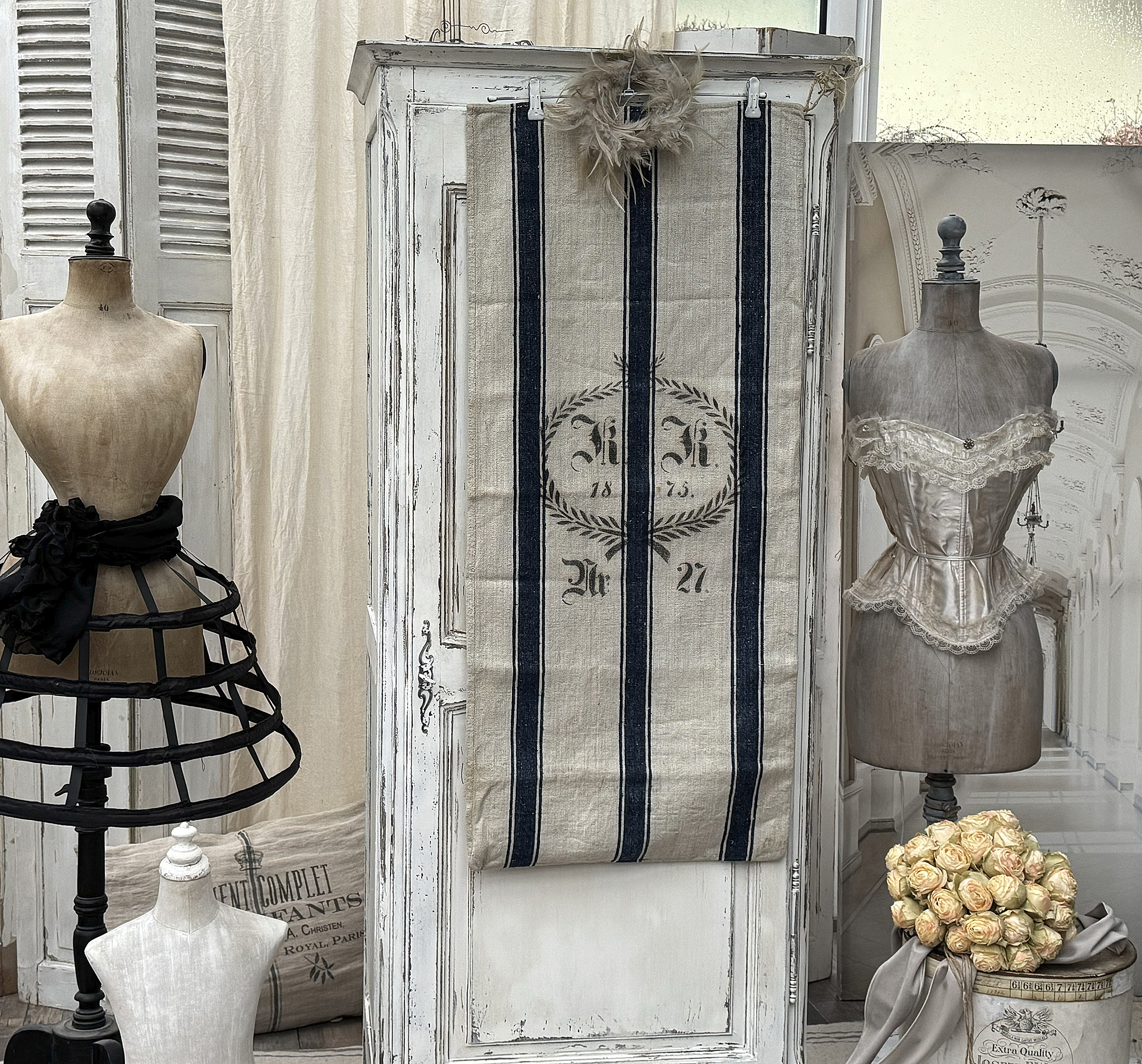 Stilvolle Boutique mit Vintage-Stoff, Corsage und Dekorationen
