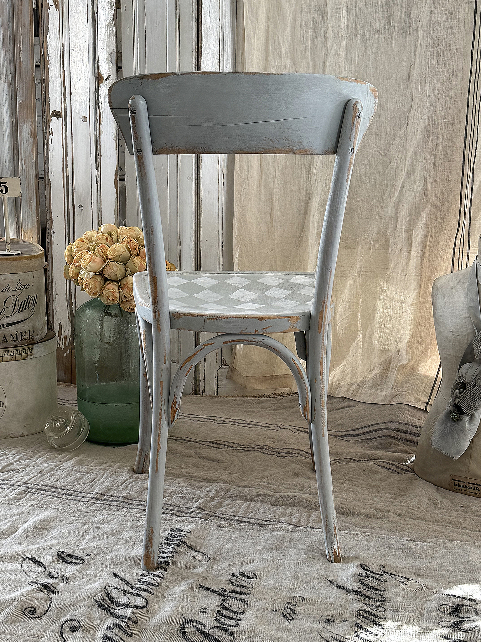 Alter Bugholzstuhl in zartem Salbeigrün*** 