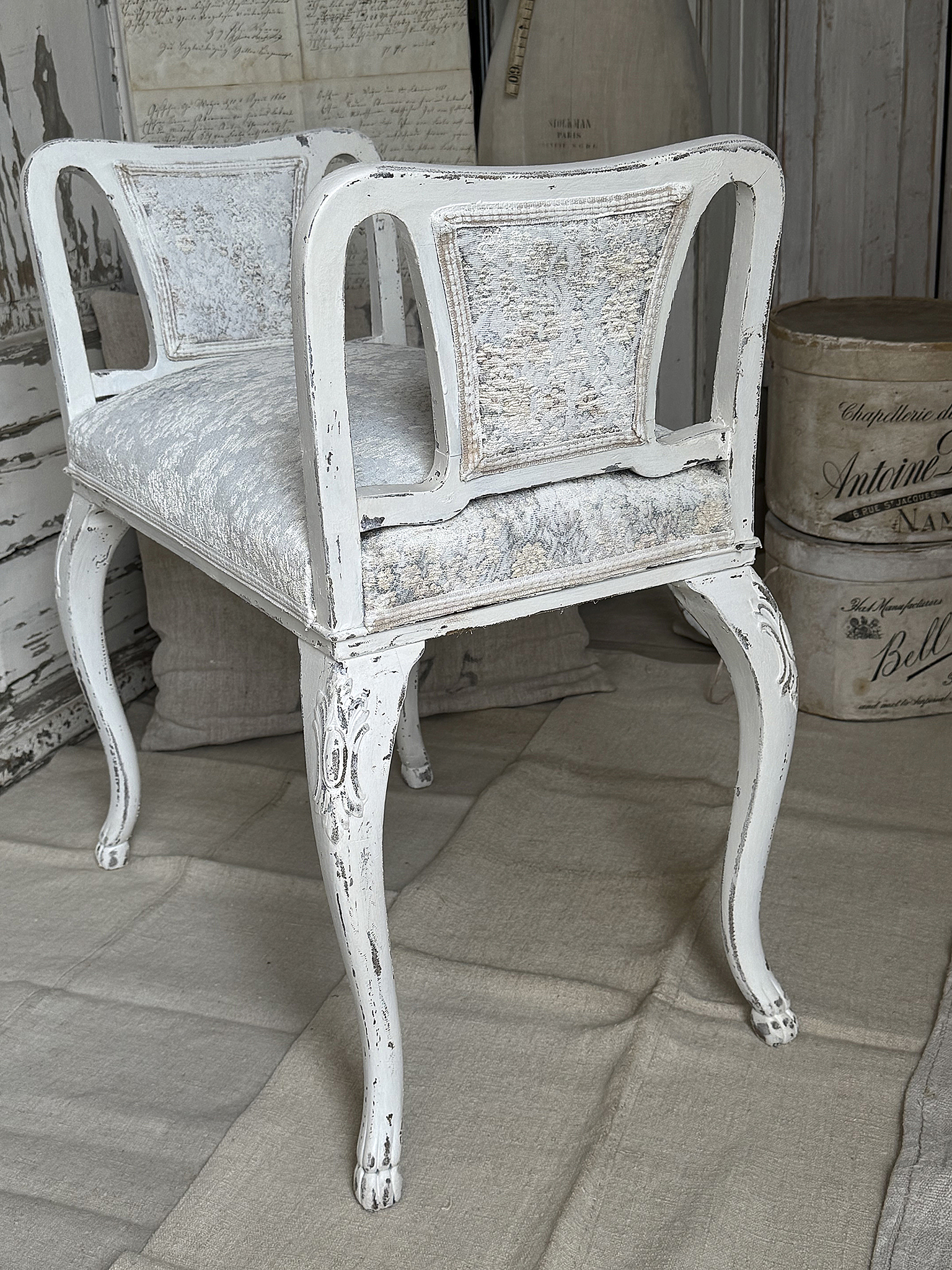 Antiker Chippendale-Gondelhocker im Shabby Chic