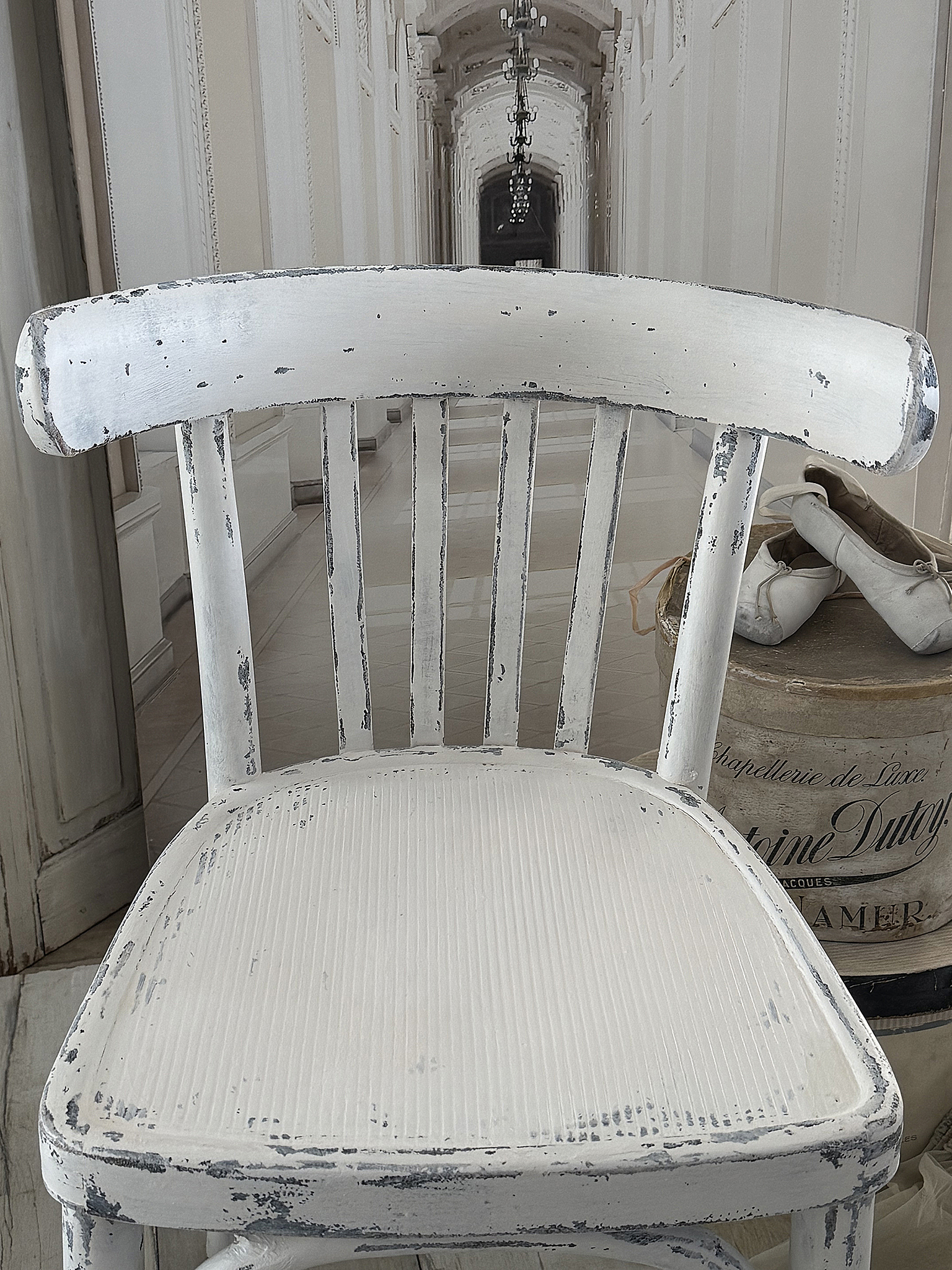 Antiker Bugholzstuhl – Matt-Weiß – ShabbyPur – Vintage Stuhl mit Patina***