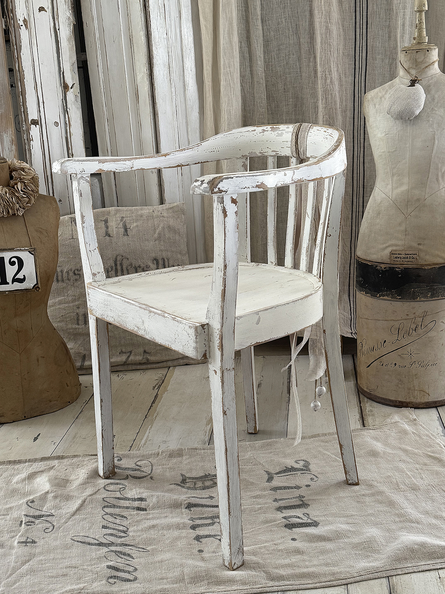Alter schöner Armlehnenstuhl Bauhaus im weißen Vintagekleid***
