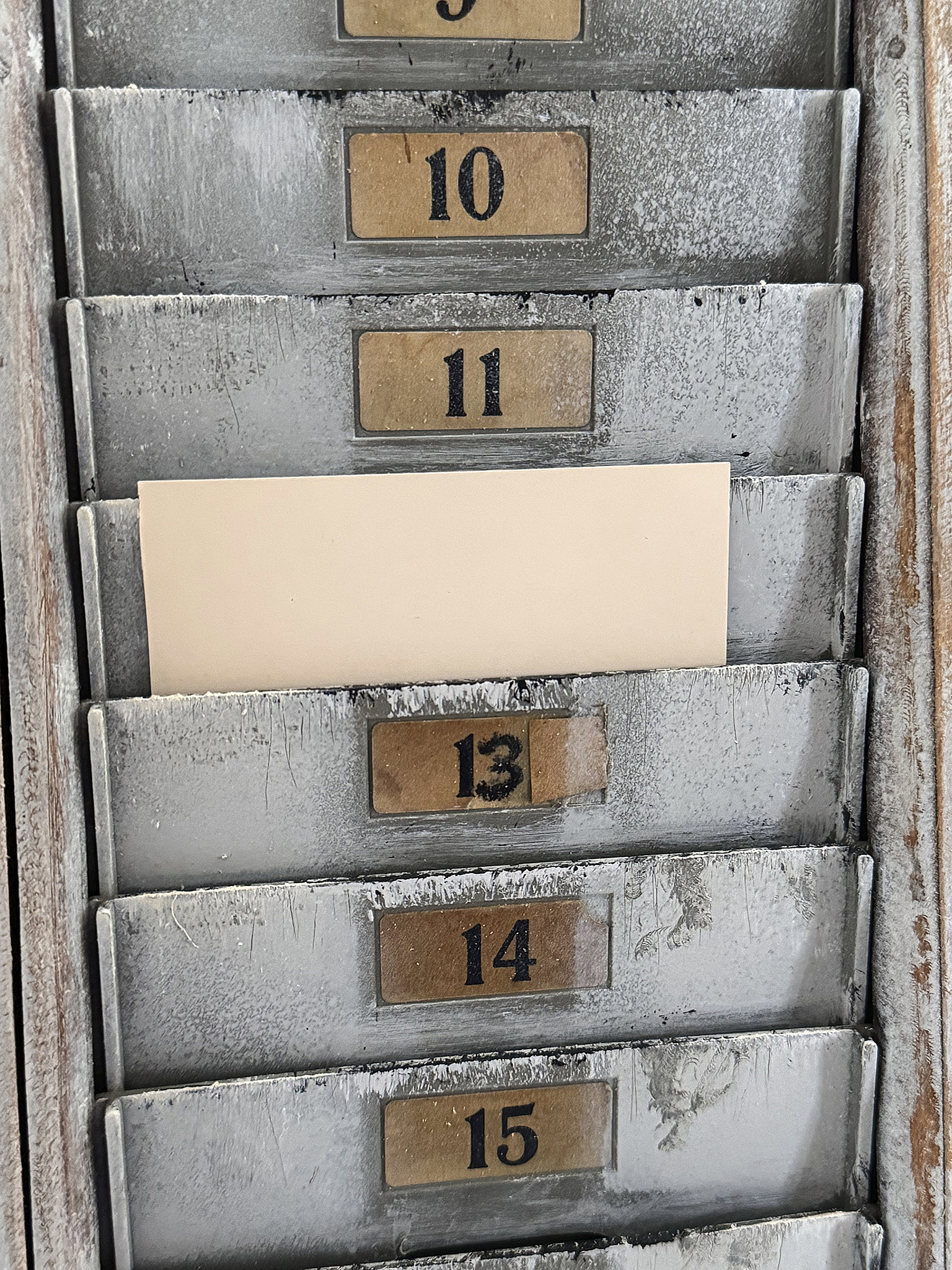 Alter Stempelkartenhalter – authentischer Charme vergangener Zeiten***