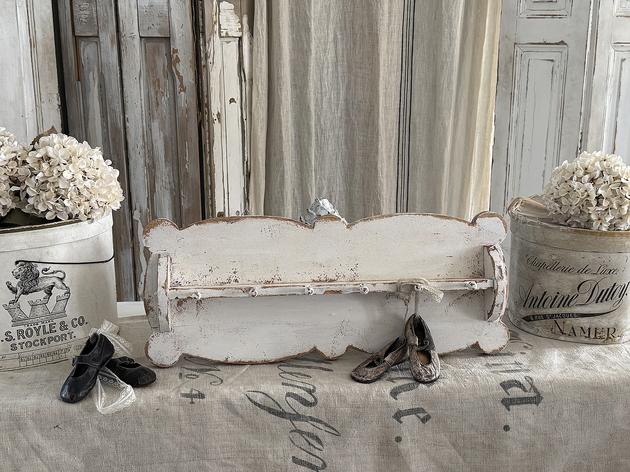 Süßes antikes Haken-Wandregal im Shabby-Chic***