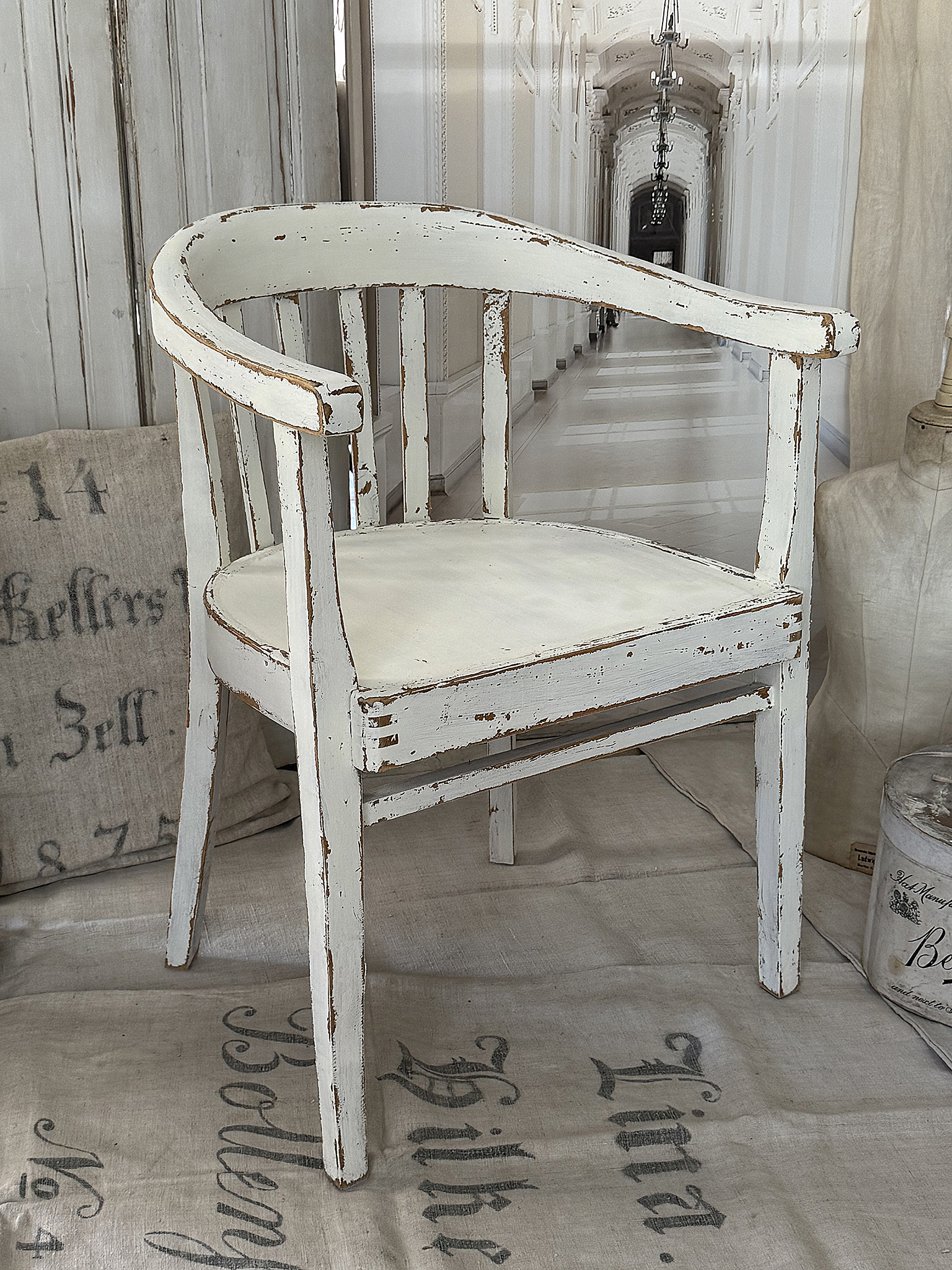 Alter breiter Bauhaus-Armlehnstuhl im authentischen Shabby-Chic***