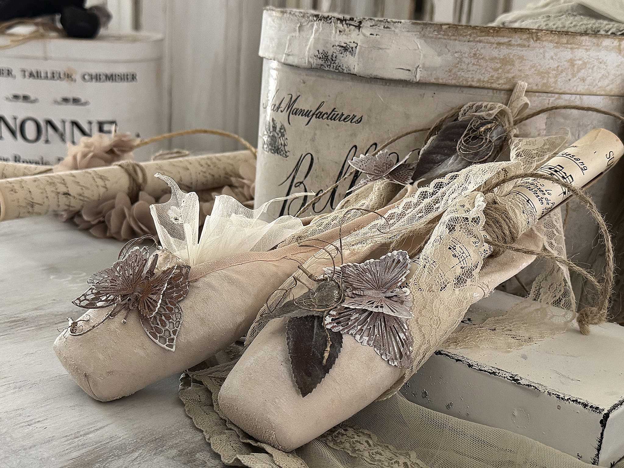 Vintage-Spitzenschuhe mit romantischer Deko***