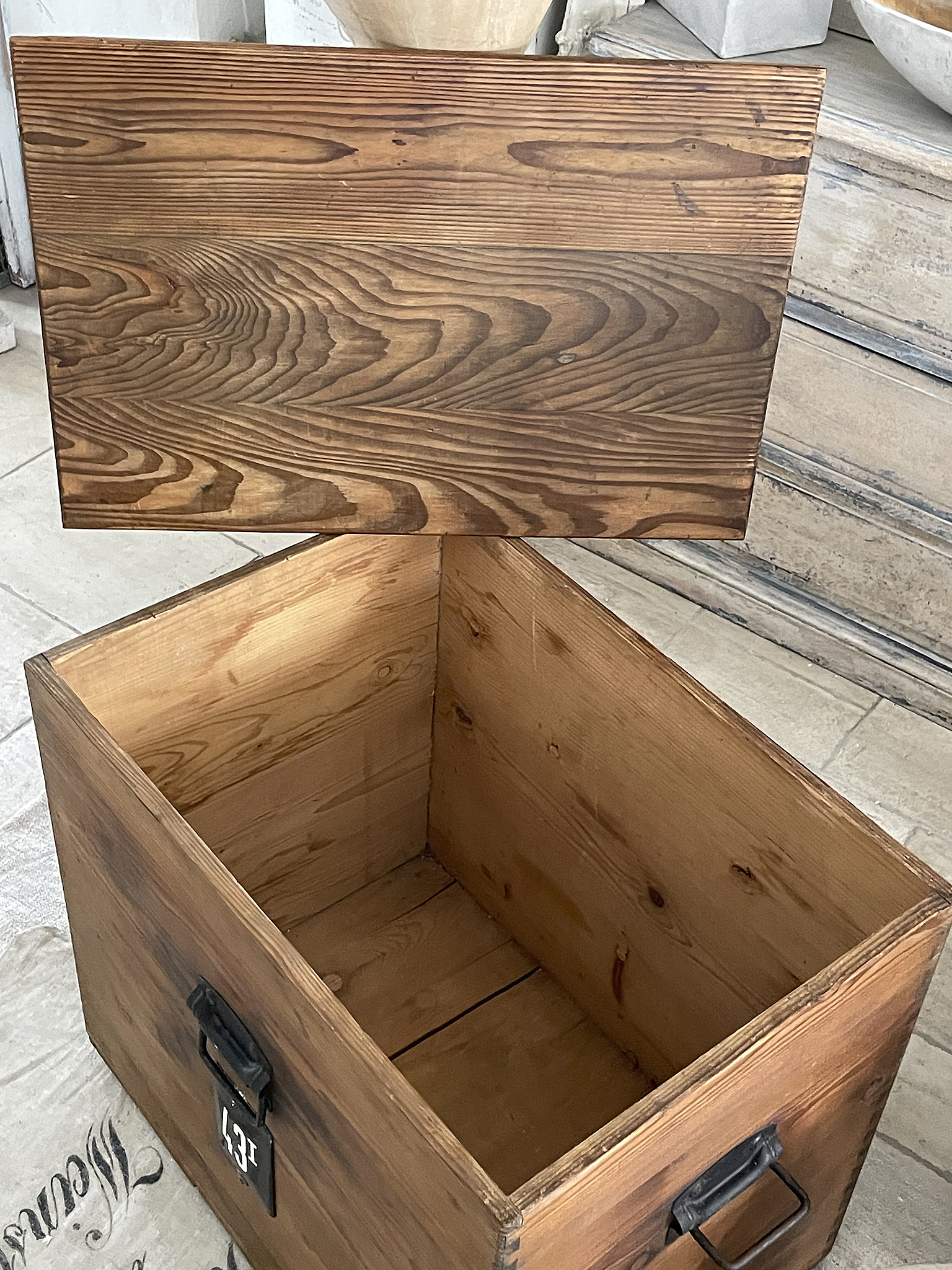 Holzkiste mit offenem Deckel Offene Holzkiste aus Holz mit natürlicher Maserung