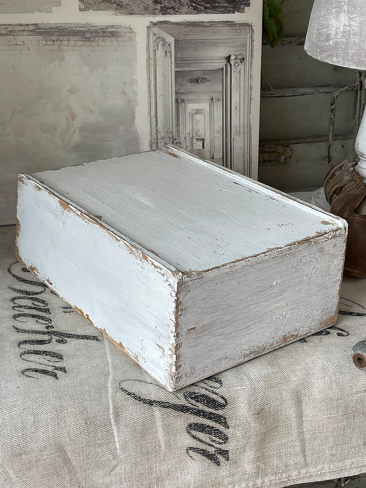 Weiße Holzkiste mit vintage Look, ideal für Deko und Aufbewahrung