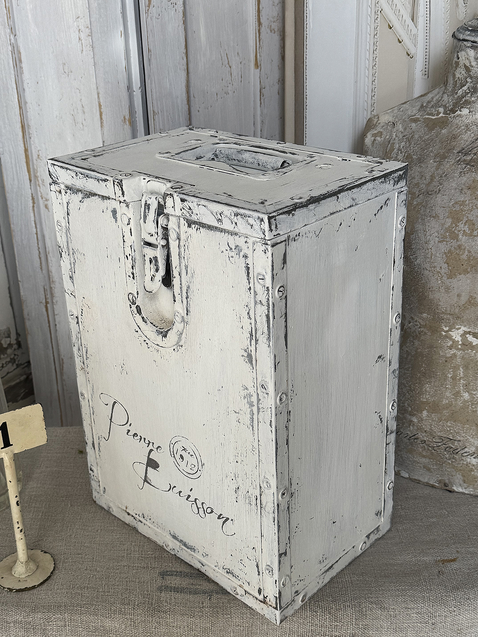 Alte Shabby-Holzkiste mit Metallbeschlägen – Vintage trifft Industriecharme***