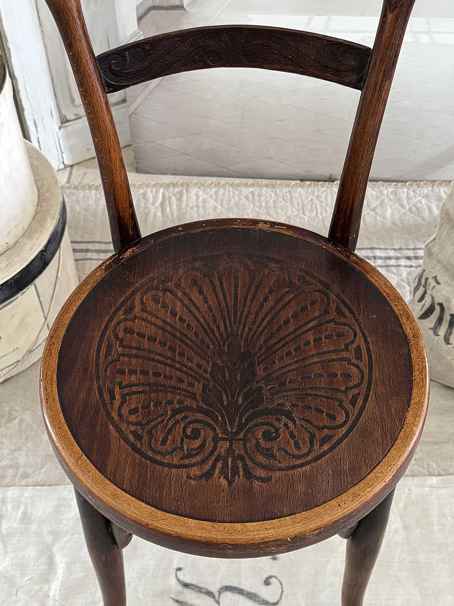 Bezaubernder alter Kohnstuhl – Originalholz, Ornamentprägung & Emblem***