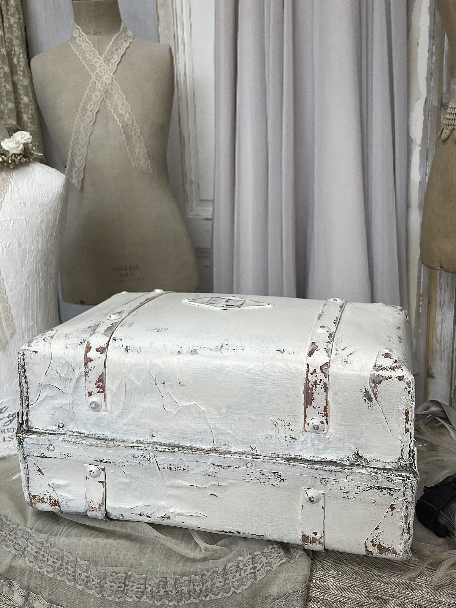 Antike weiße Reisekoffer mit Vintage-Charme Weißer antiker Koffer mit abgenutztem Look, perfekt für Deko oder Reiseaccessoires
