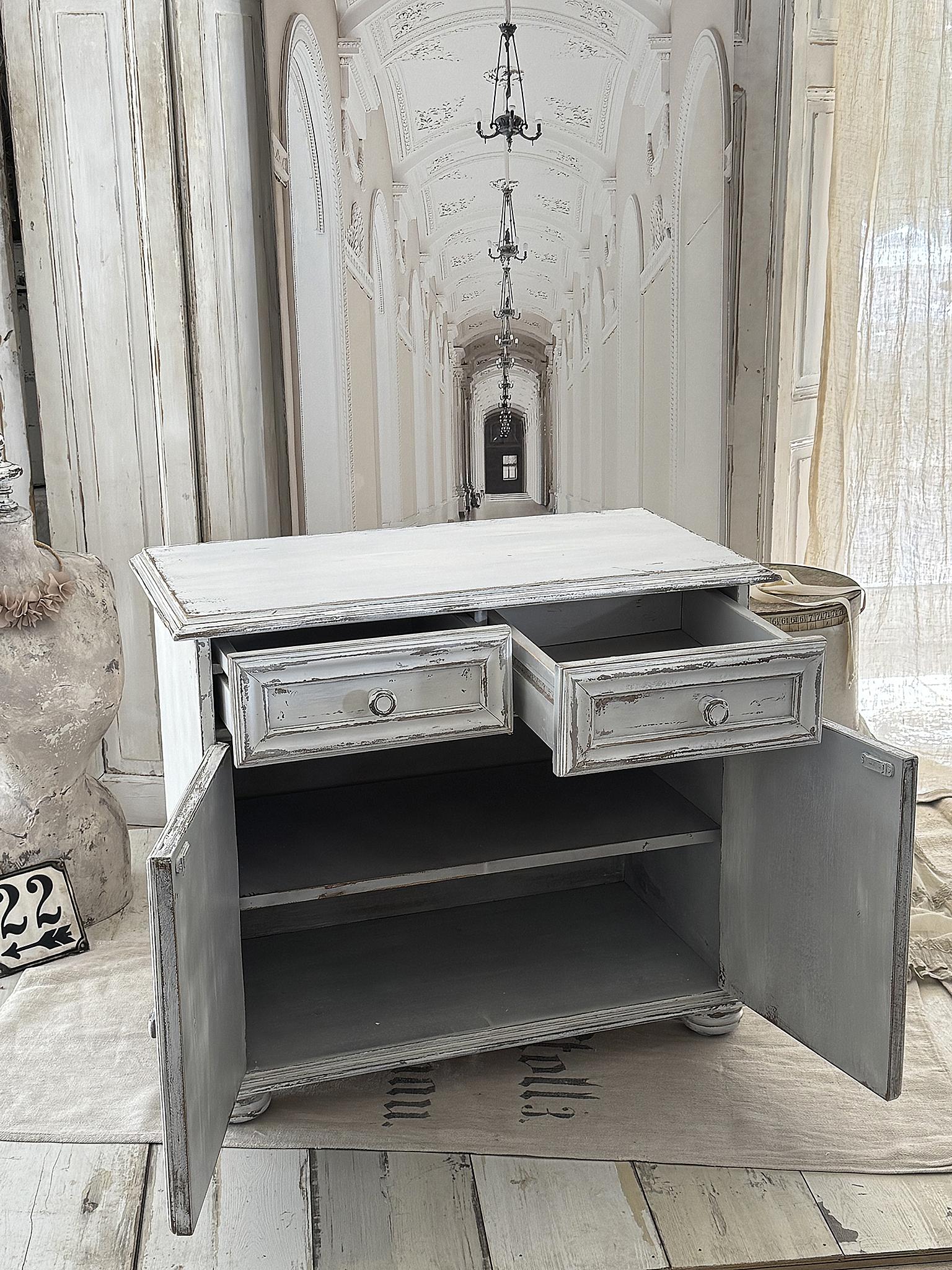 Vintage Kommode aus massiver Eiche – Shabby Chic Schränkchen in Weiß – Landhausstil***