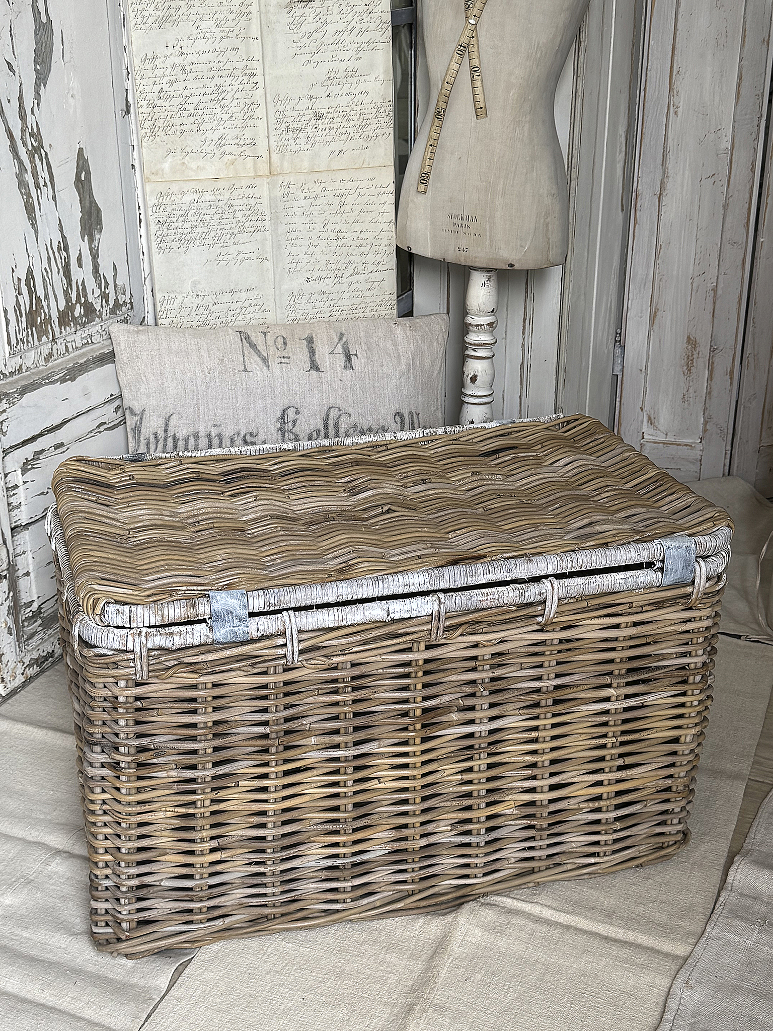 Alter Weinkorb mit Klappdeckel – Shabby-Chic-Korb mit Mehlsack-Schild***