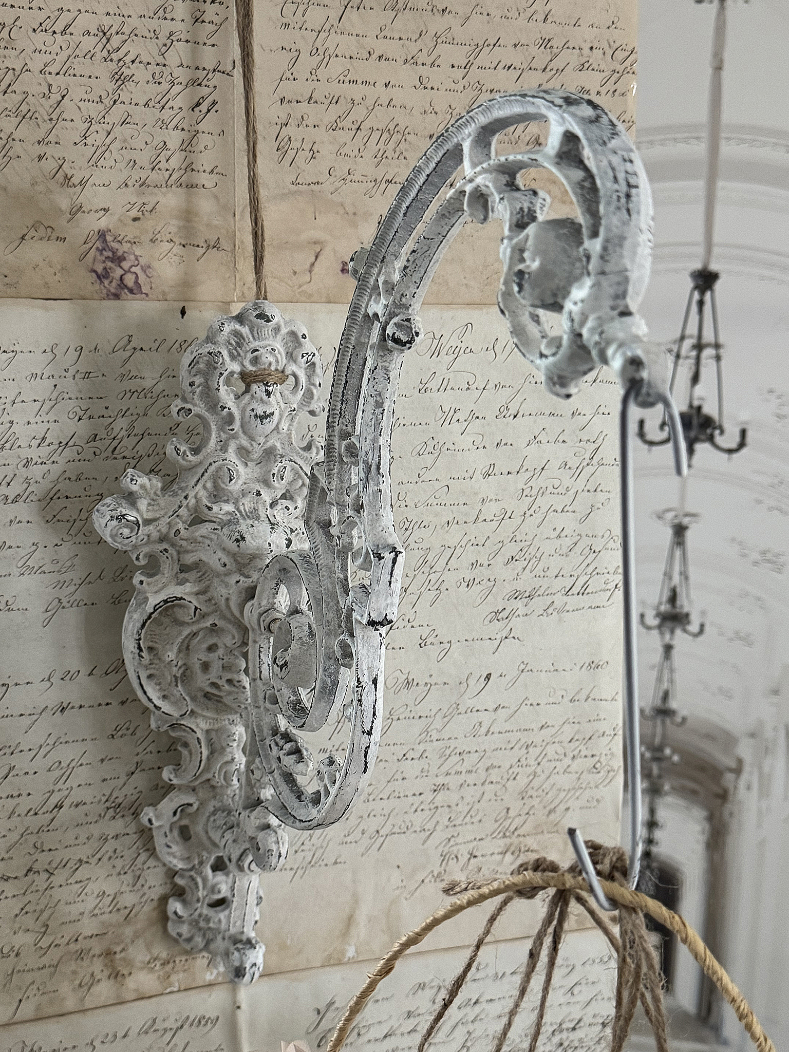  Alter Metallausleger im weißen Shabby-Kleid ***
