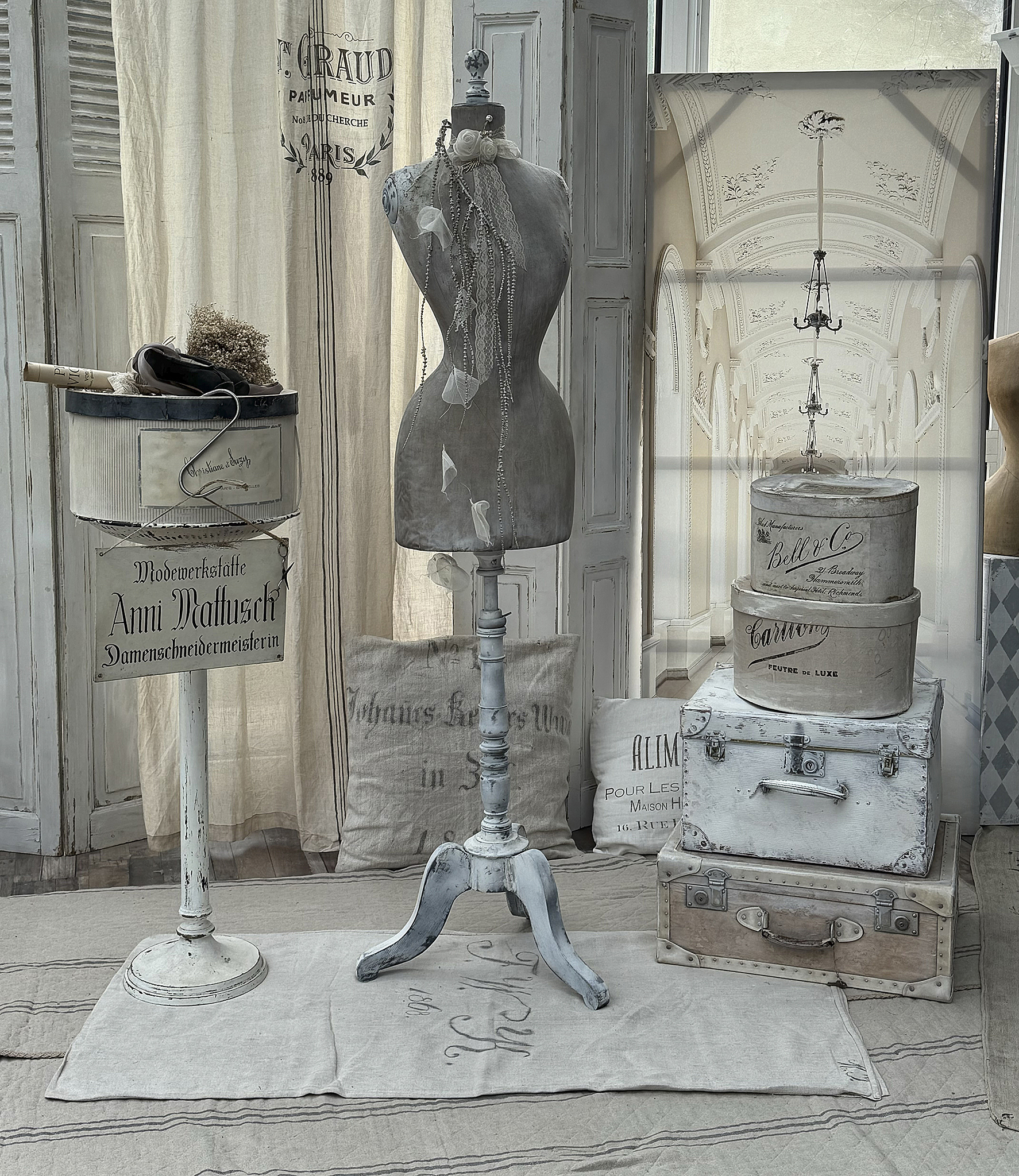 Vintage Dekoration mit Schneiderbüste und nostalgischen Accessoires Schneiderbüste und antike Gegenstände in einem stilvollen Innenraum