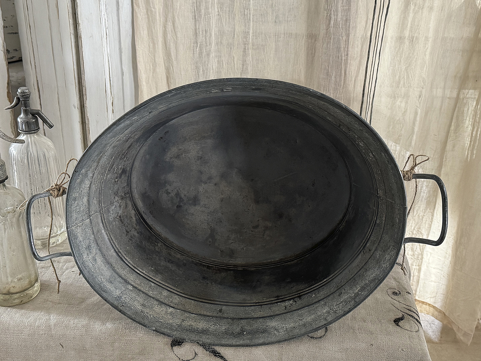 Alte Zinkwanne mit Emaille-Schild Stiefmütterchen ***