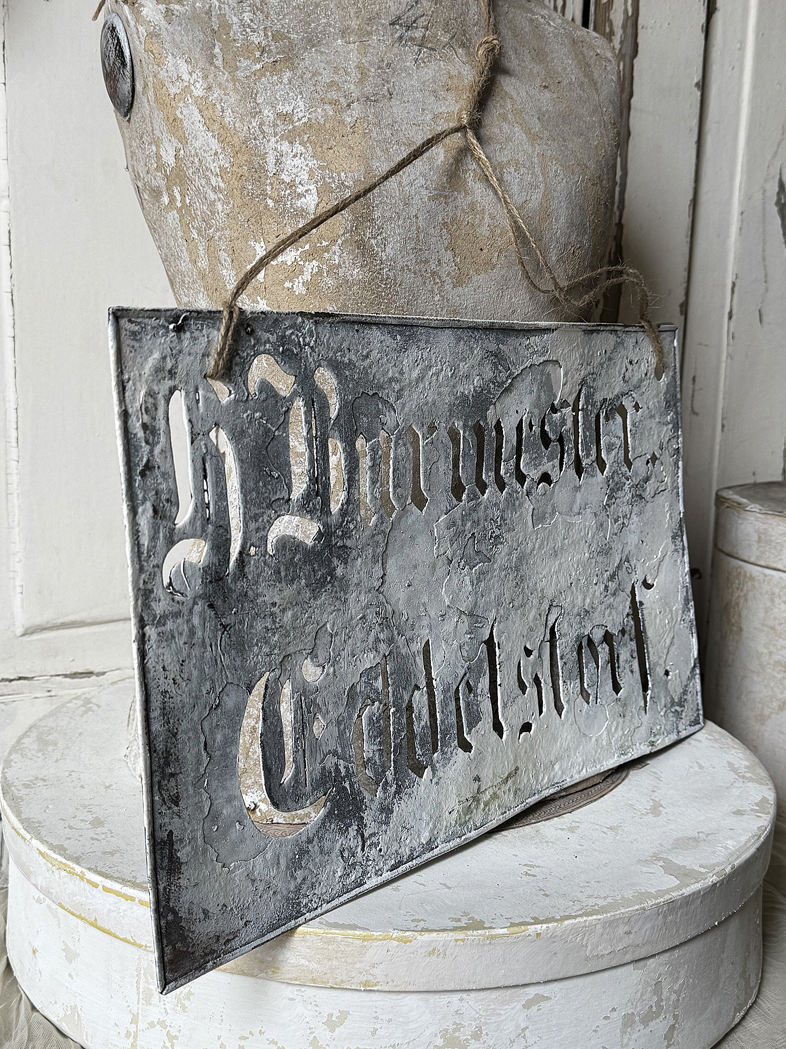 Antike Eisen-Schablone mit Patina & altdeutscher Schrift***