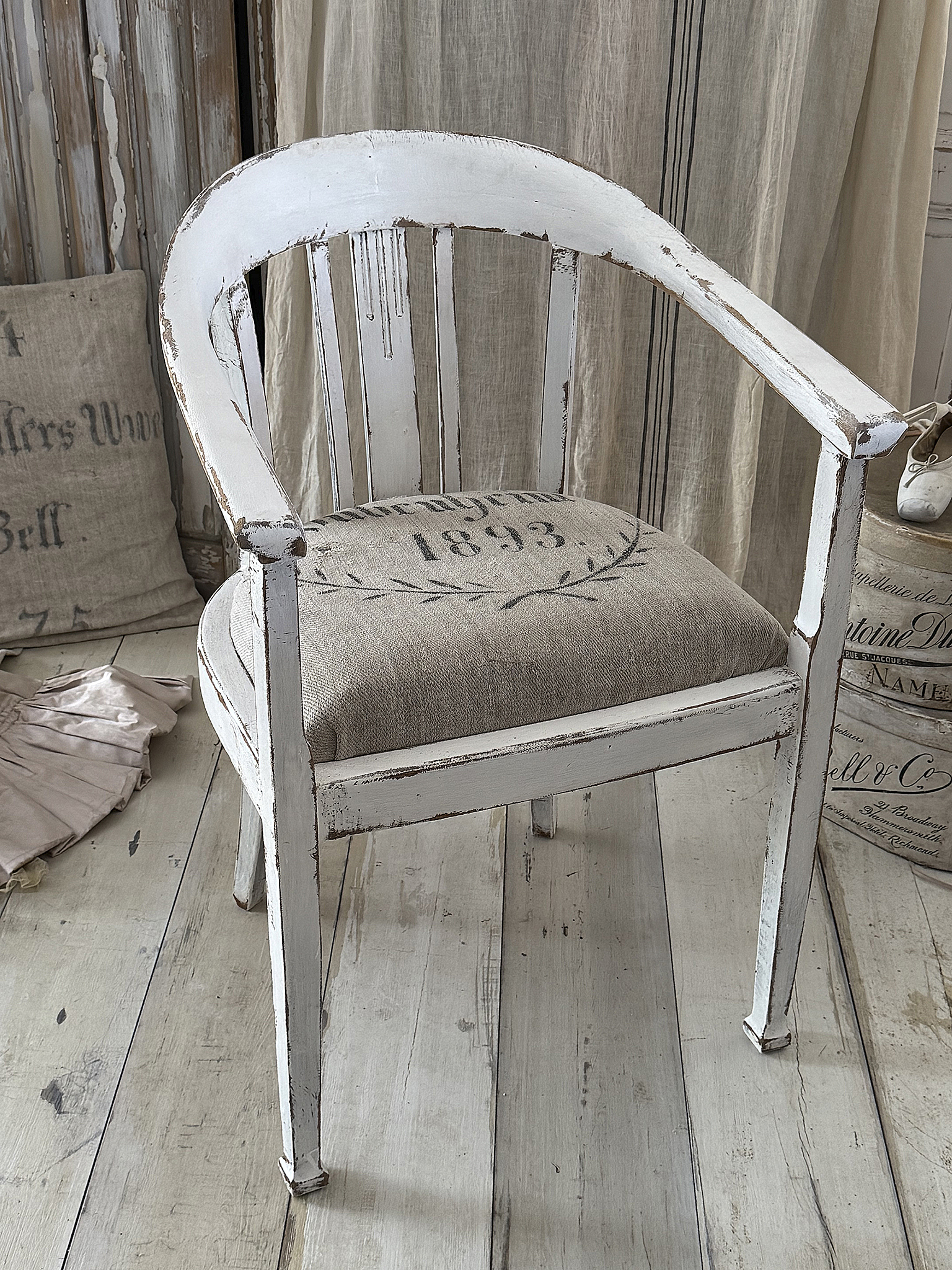 Großer Armlehnstuhl mit antikem Leinensack-Bezug von 1893 im Shabby Chic***