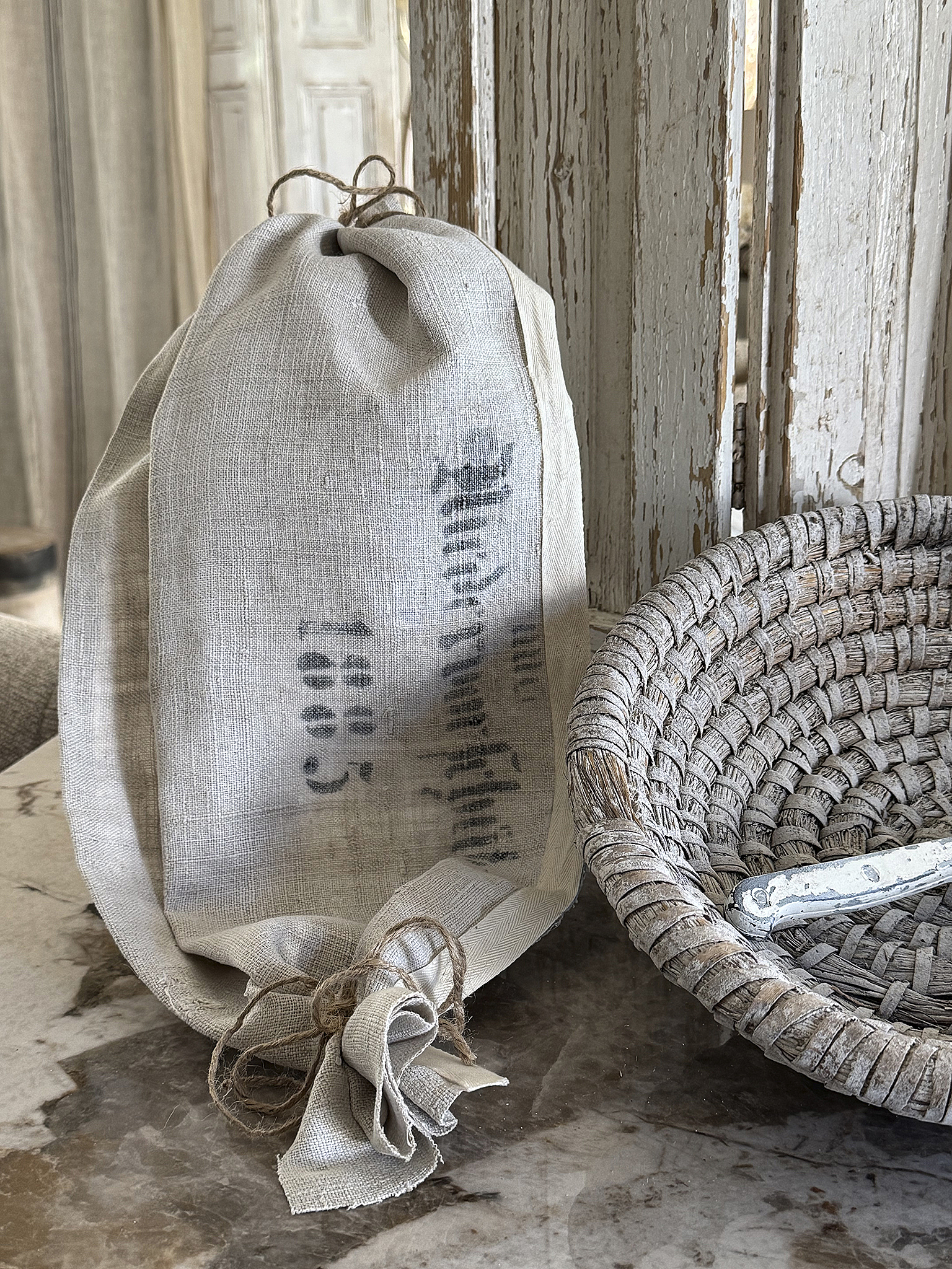 Runder Vintage-Gärkorb mit antikem Leinen & Shabby-Brotmesser – natürlicher Charme mit Geschichte“***