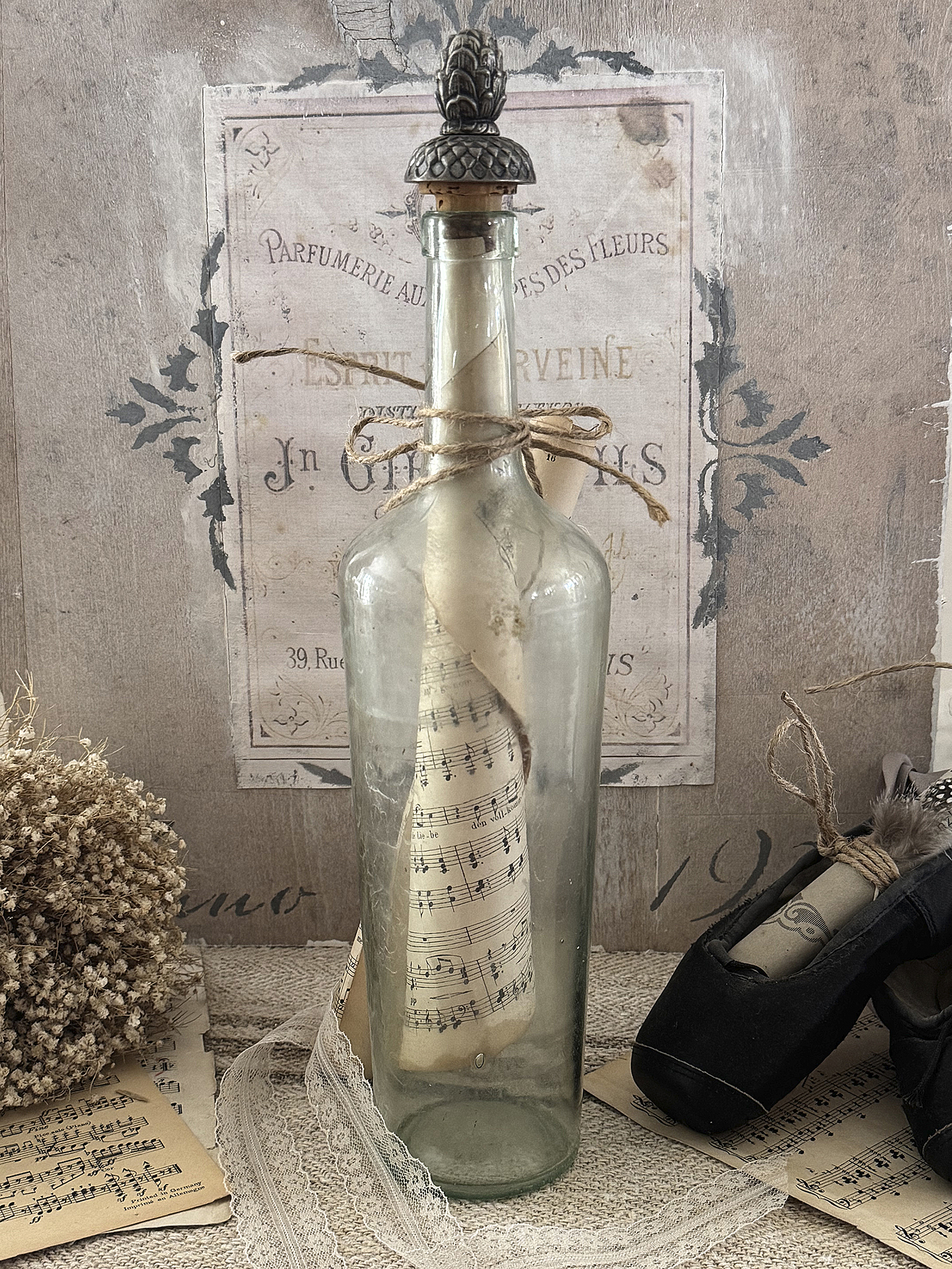Alte Glasflasche mit Stopfen und Notenblätter*** Alte Glasflasche mit Stopfen und Notenblätter***