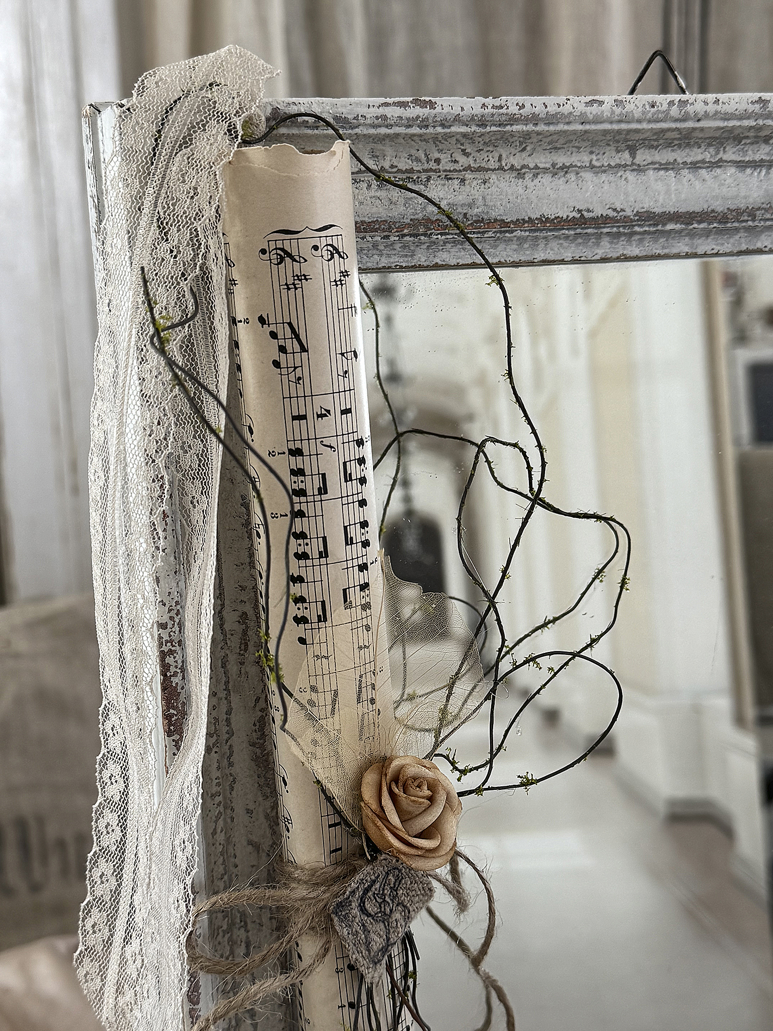 Kleiner Vintage-Spiegel mit Holzrahmen – romantischer Charme mit feinen Details“**