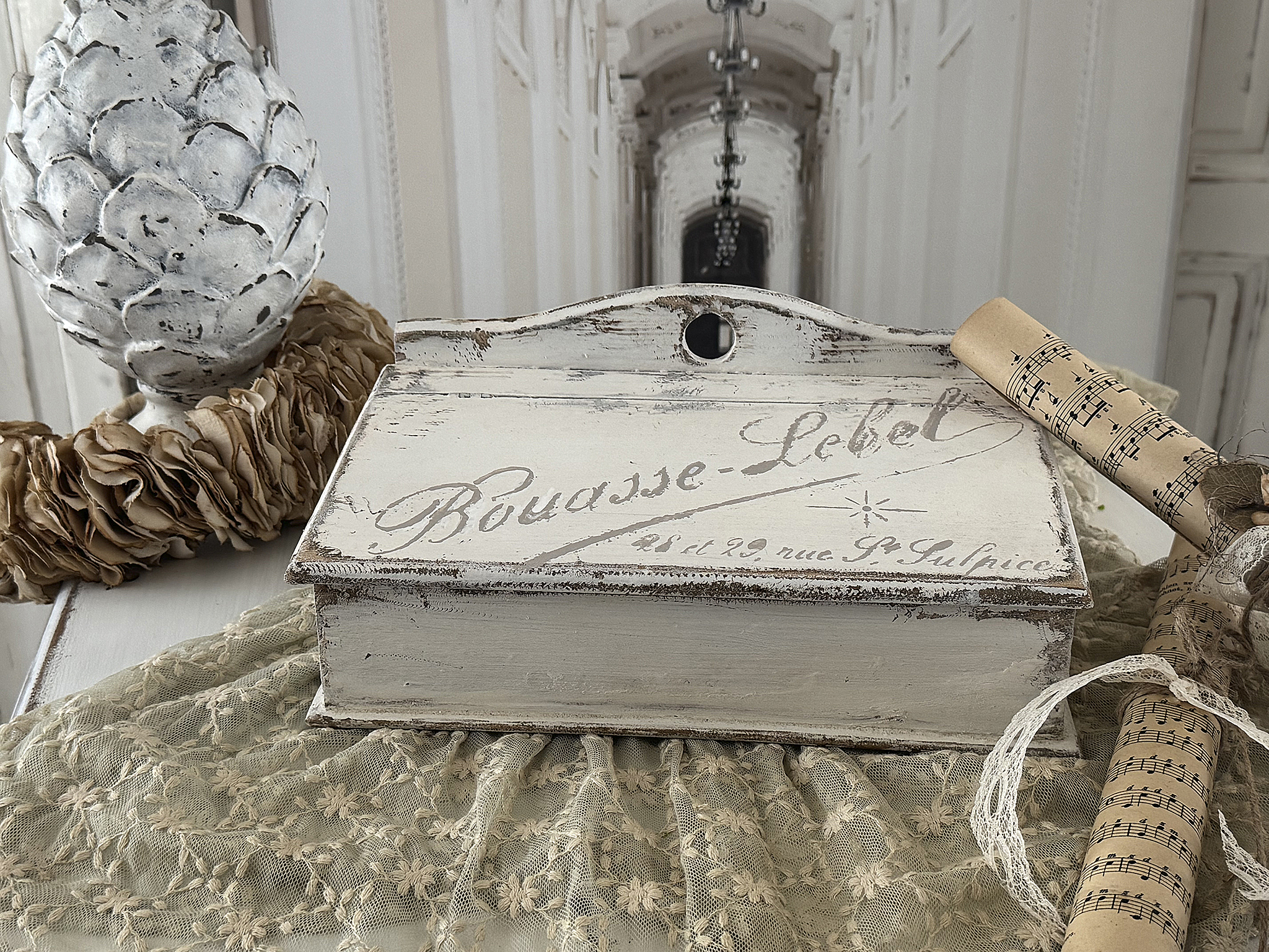 Alte Holzklappkiste im Shabby Chic mit französischen Schriftzügen***