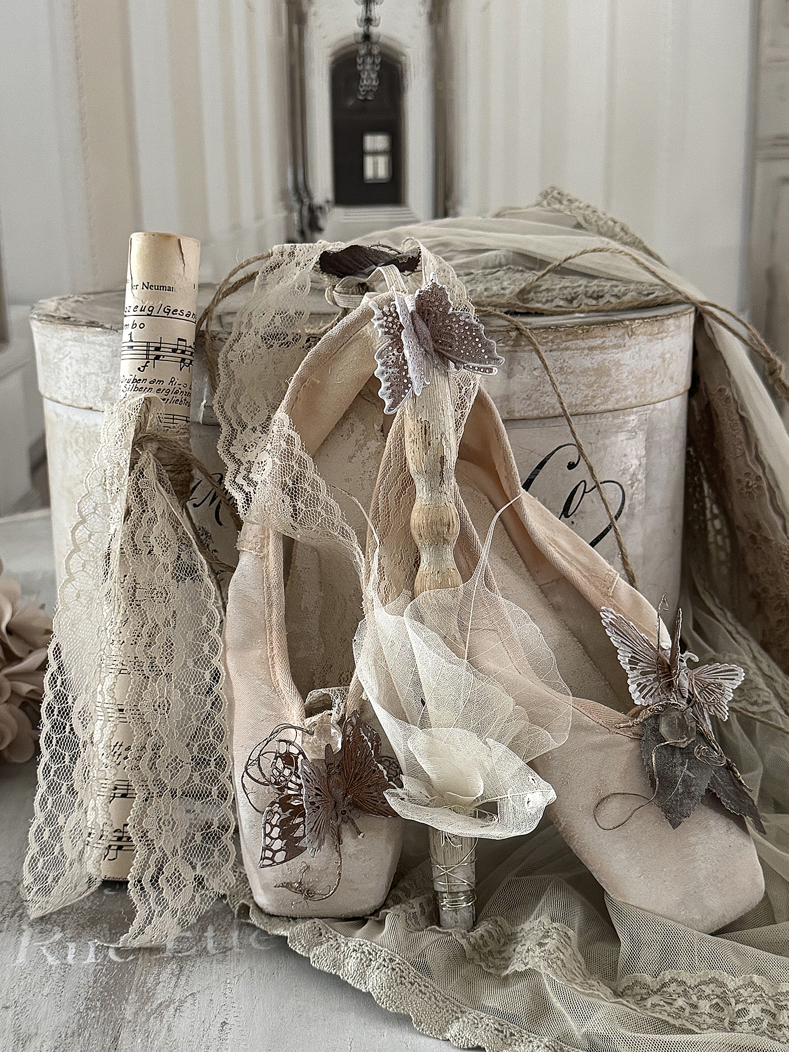 Vintage-Spitzenschuhe mit romantischer Deko***