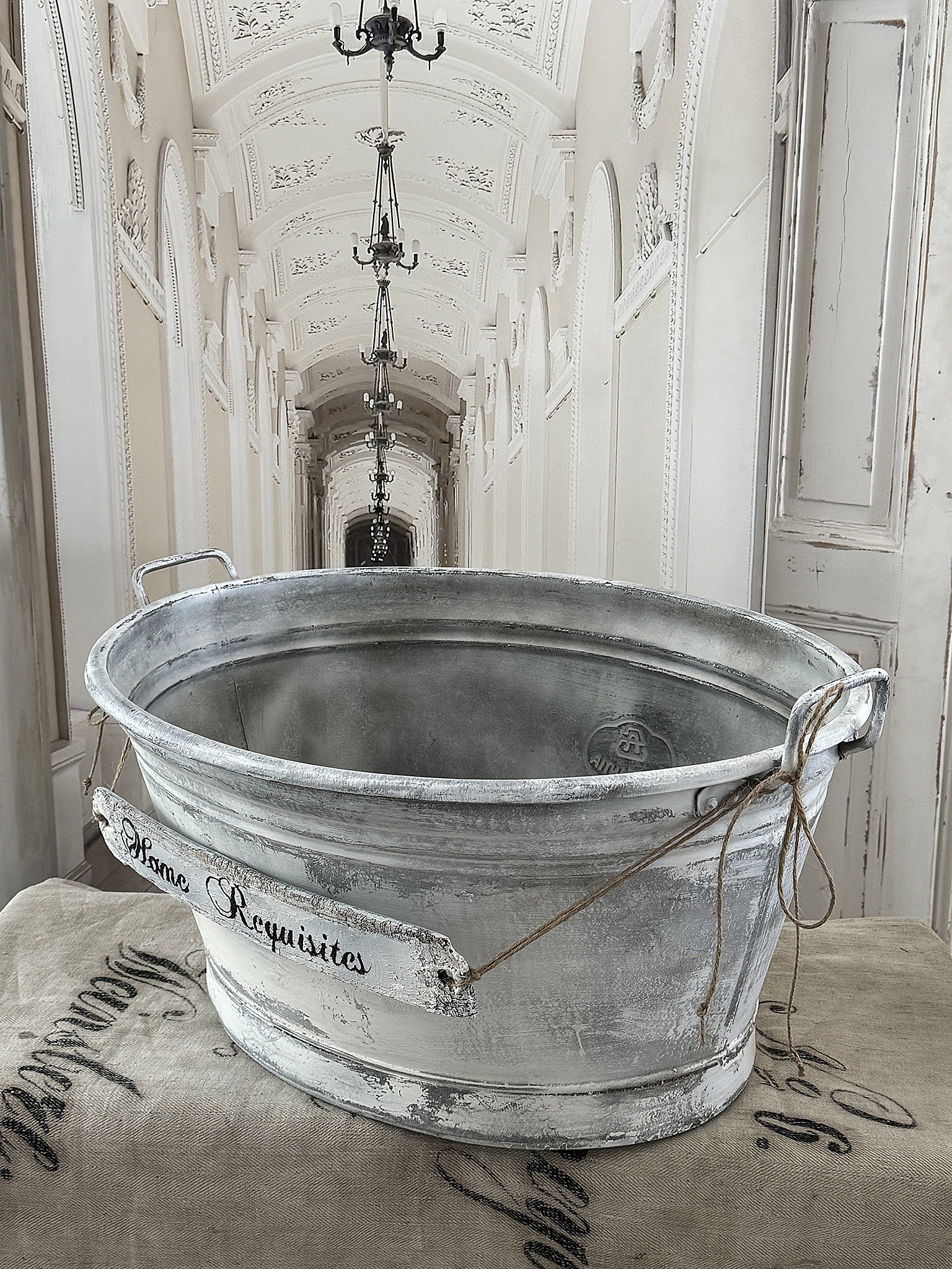 Alte Zinkwanne im Vintagekleid mit Holzschild***