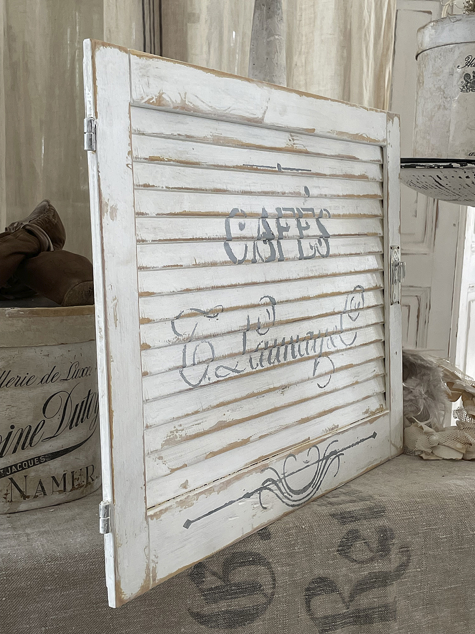 Dekoratives Holzschild im Vintage-Stil mit der Aufschrift Café, rustikales Design.