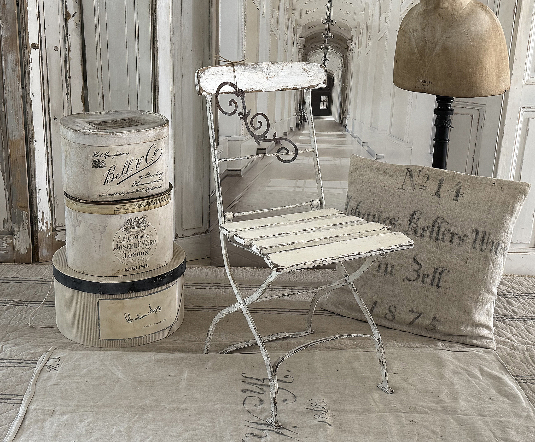 Alter Klappstuhl im weißen Shabby-Look – mit liebevollen Details & Patina***