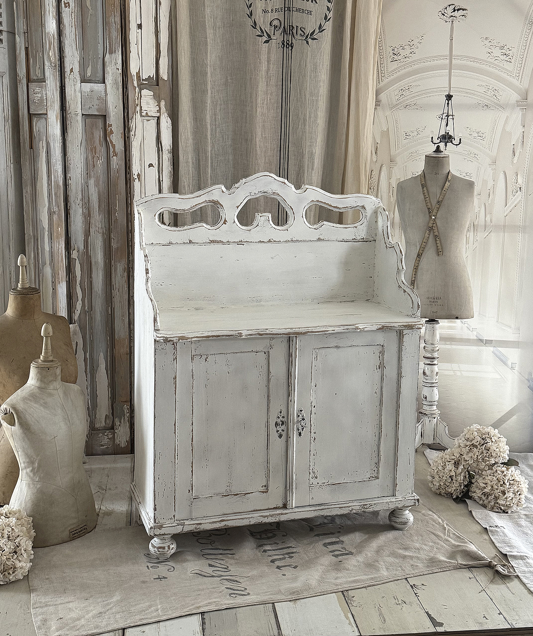 Liebhaberstück – Antikes Schrankbänkchen aus Frankreich***