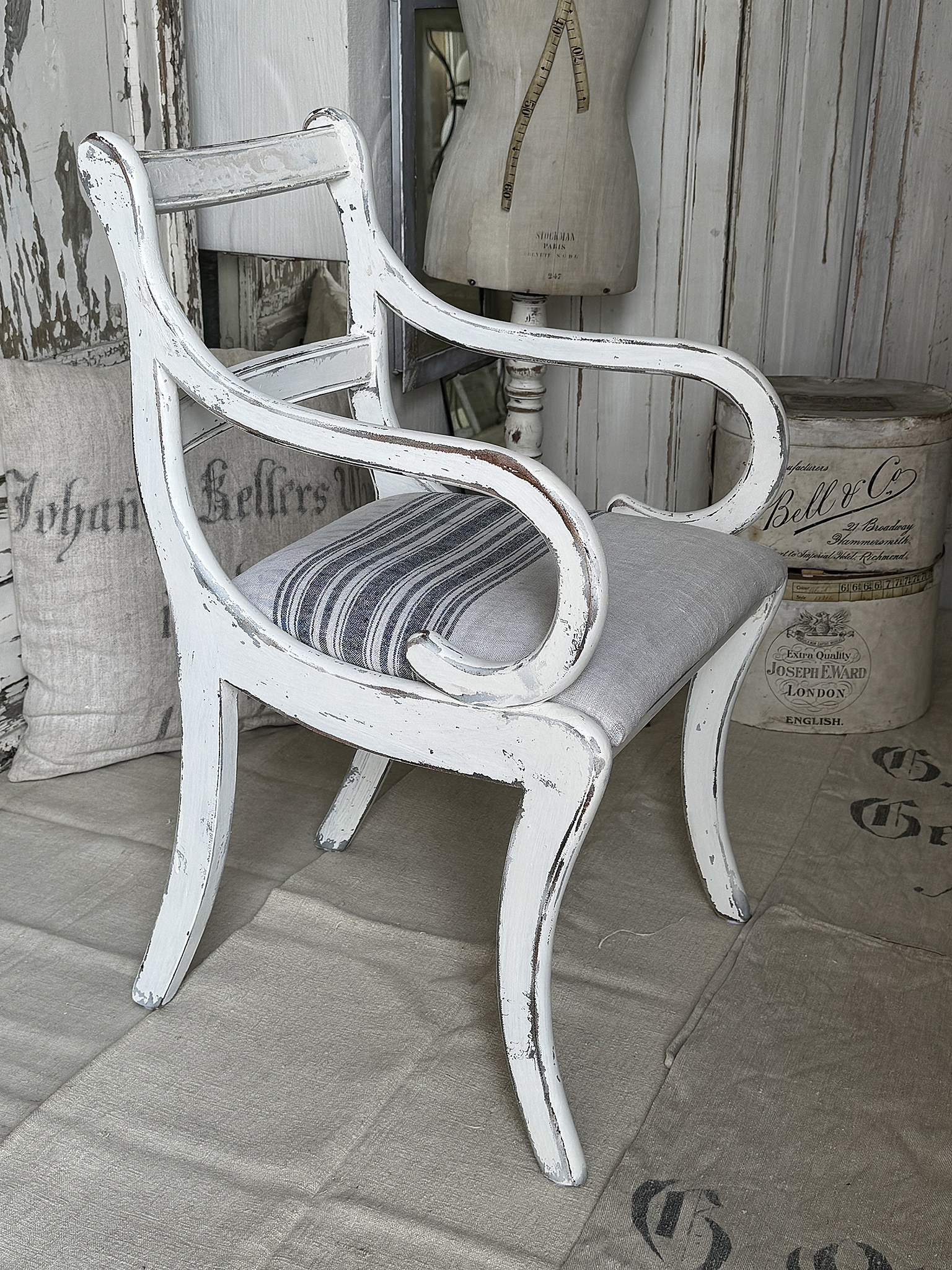 Geschwungener Armlehnenstuhl im Shabby Chic – Vintage Vollholzstuhl mit altem Mehlsack***