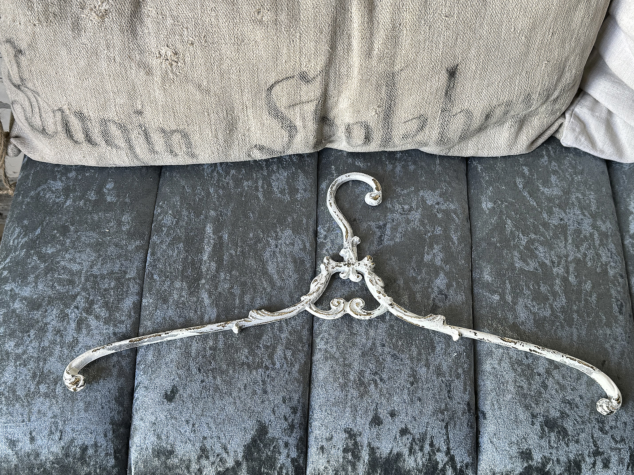 Zwei charmante Shabby-Kleiderbügel mit Geschichte***