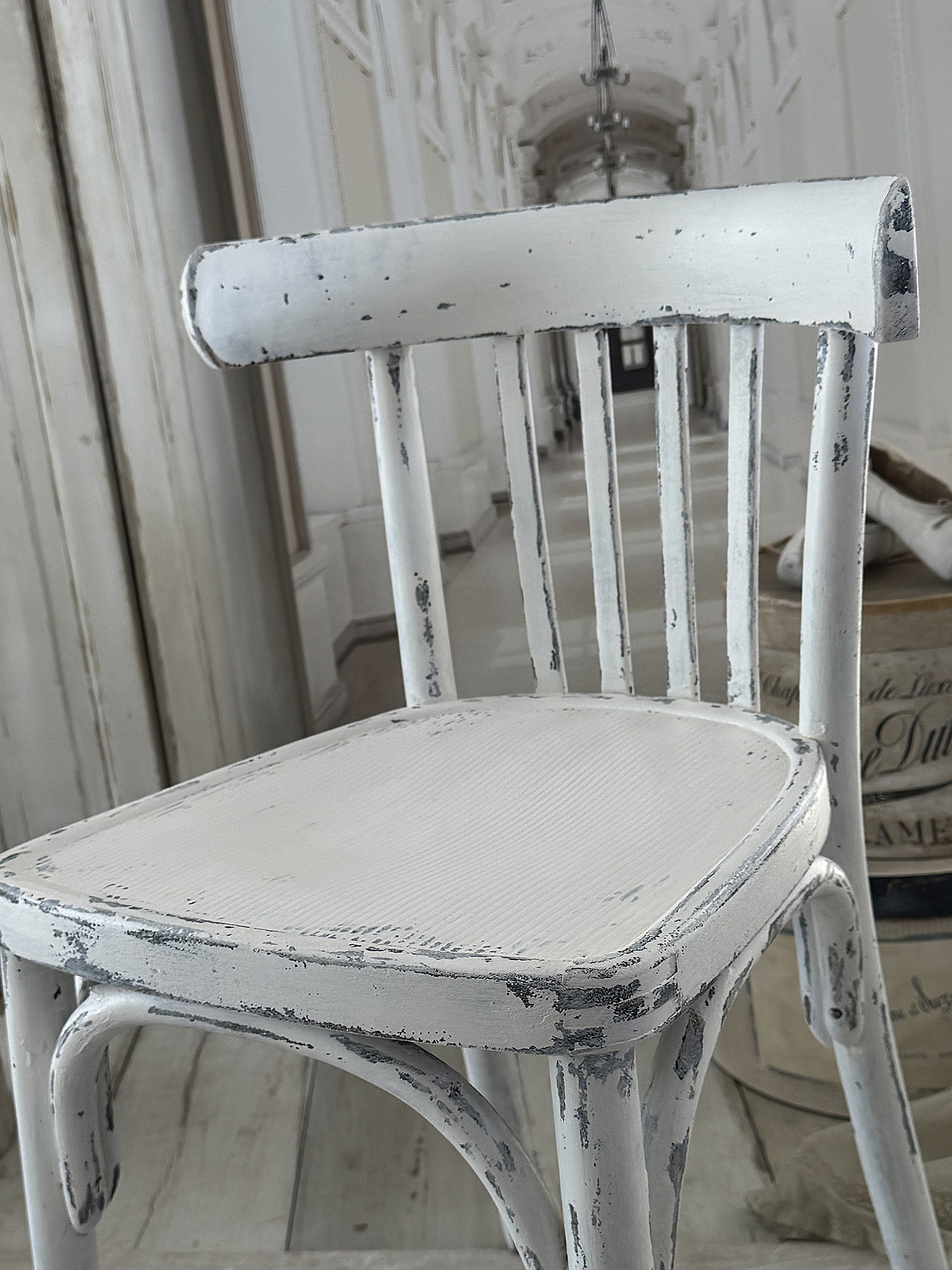 Antiker Bugholzstuhl – Matt-Weiß – ShabbyPur – Vintage Stuhl mit Patina***