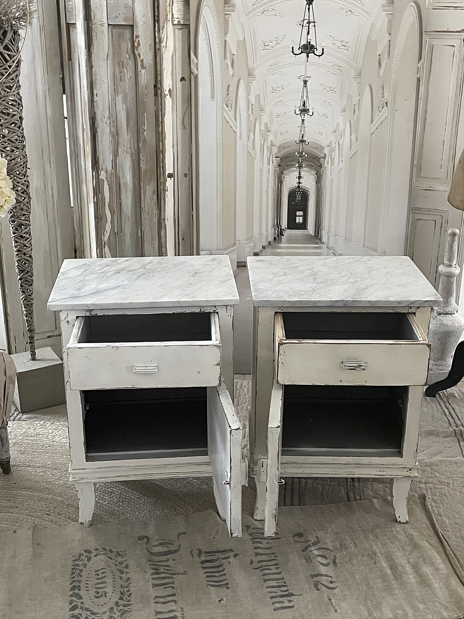 Antikes Biedermeier-Schränkchen mit Marmorplatte*** Antikes Biedermeier-Schränkchen mit Marmorplatte***