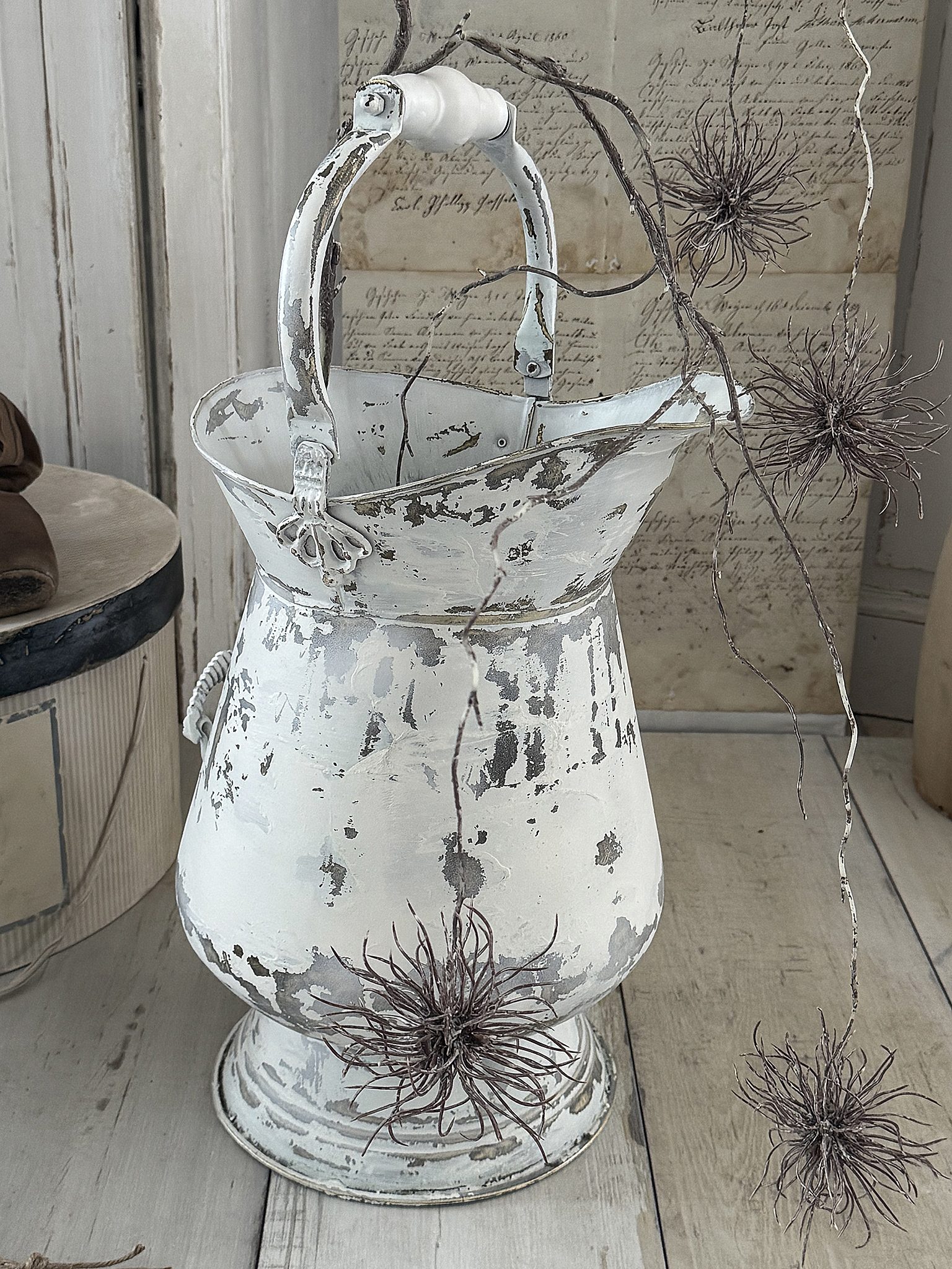 Alte große Kohlenschütte im weißen Shabby-Kleid ***