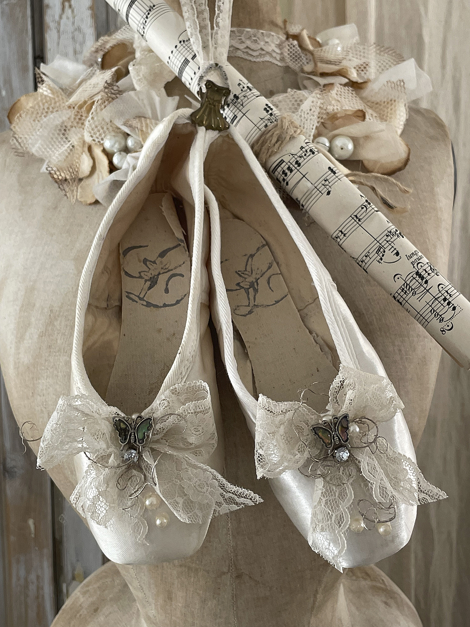 Süße alte Spitzenschuhe weiß-creme Schmetterling*** Süße alte Spitzenschuhe weiß-creme Schmetterling***